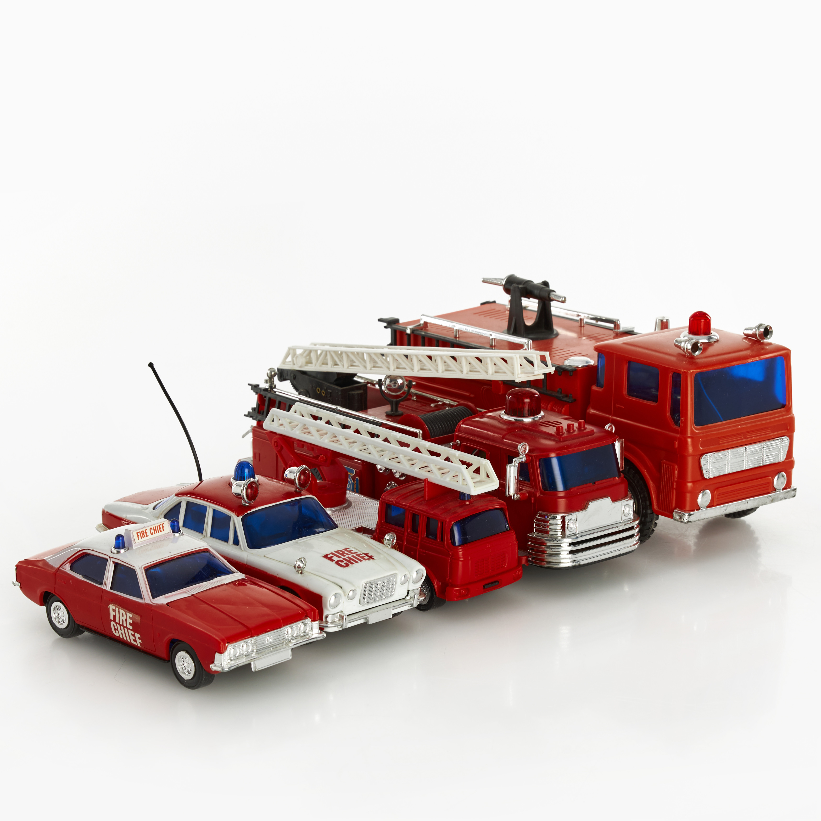 LEKSAKSBILAR. 5 st, brandbilar, mestadels Lucky, Hongkong, 1900-talets andra hälft, plast.