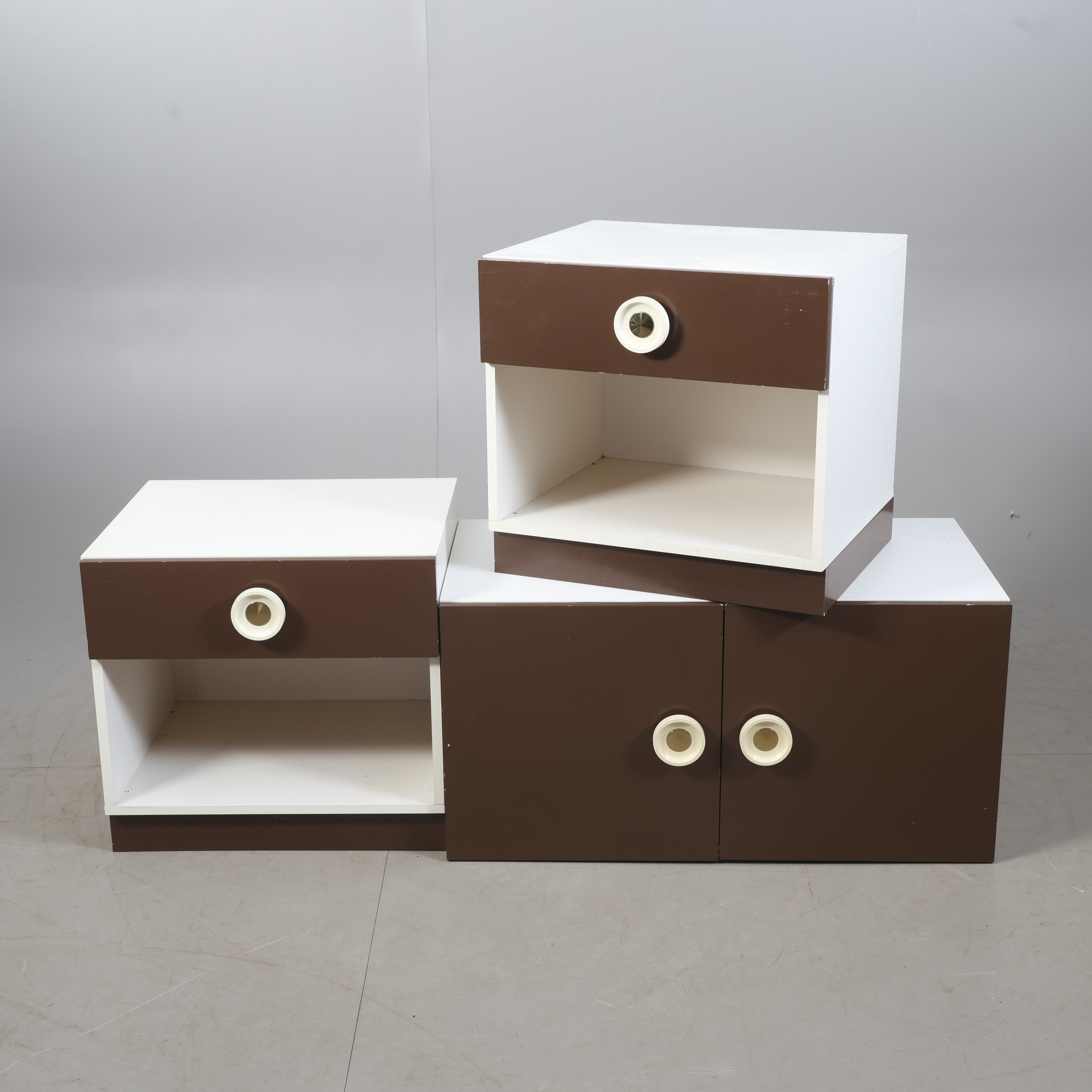 SÄNGBORD och VÄGGSKÅP, 3 delar, laminat, plastbeslag, 1970-tal.