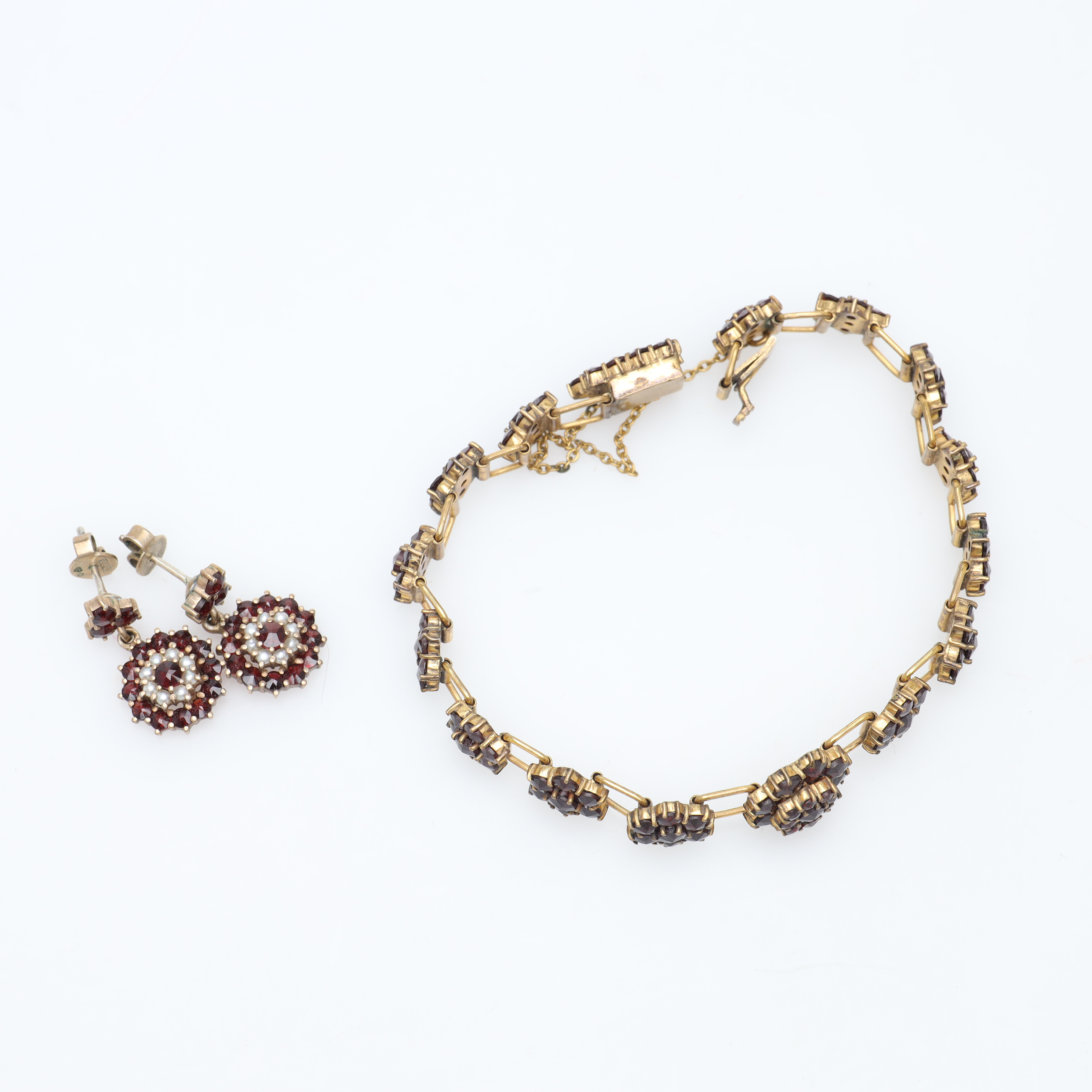 ARMBAND samt ÖRHÄNGEN 3 delar, metall, granater.