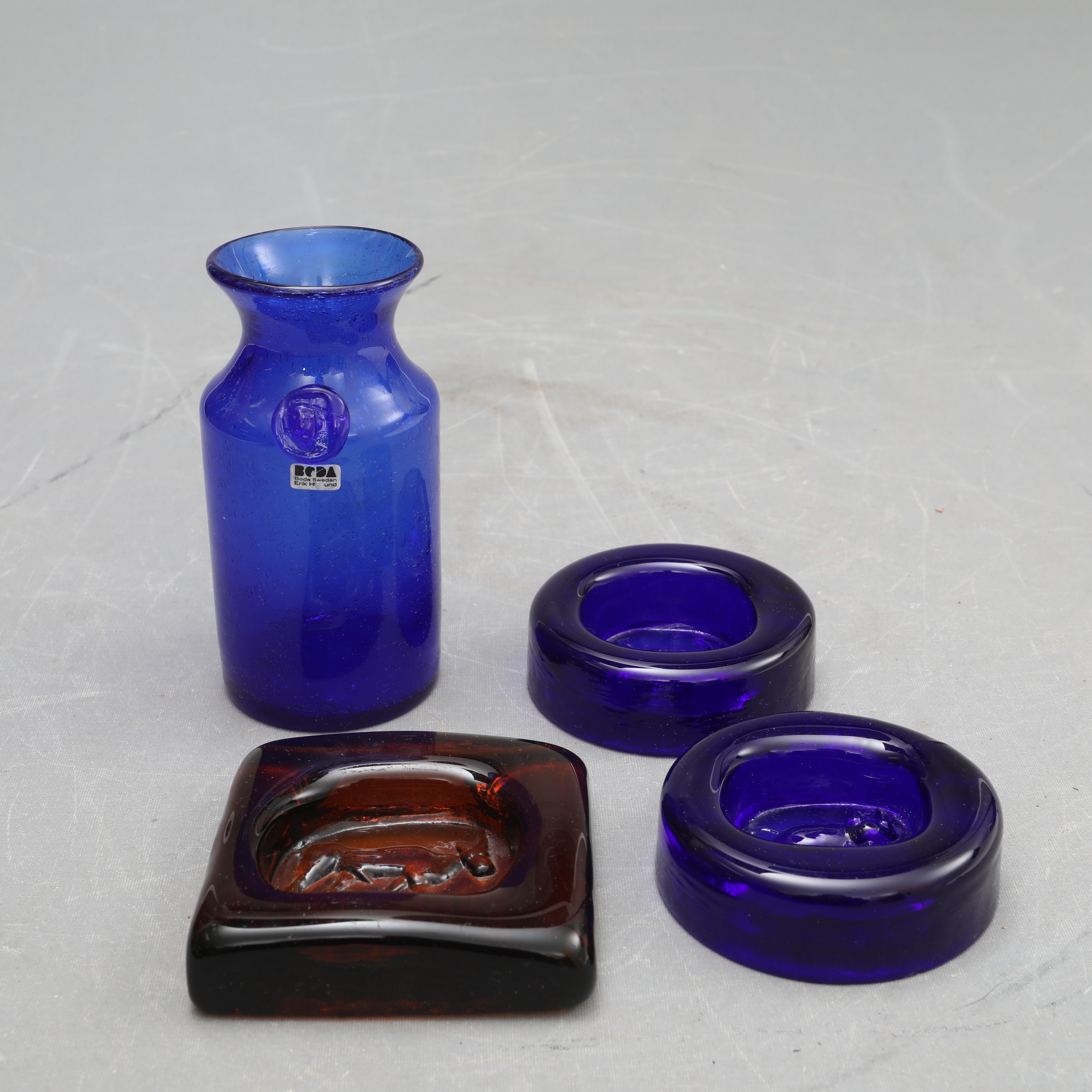ERIK HÖGLUND. ASKFAT samt vas, glas, 4 delar.