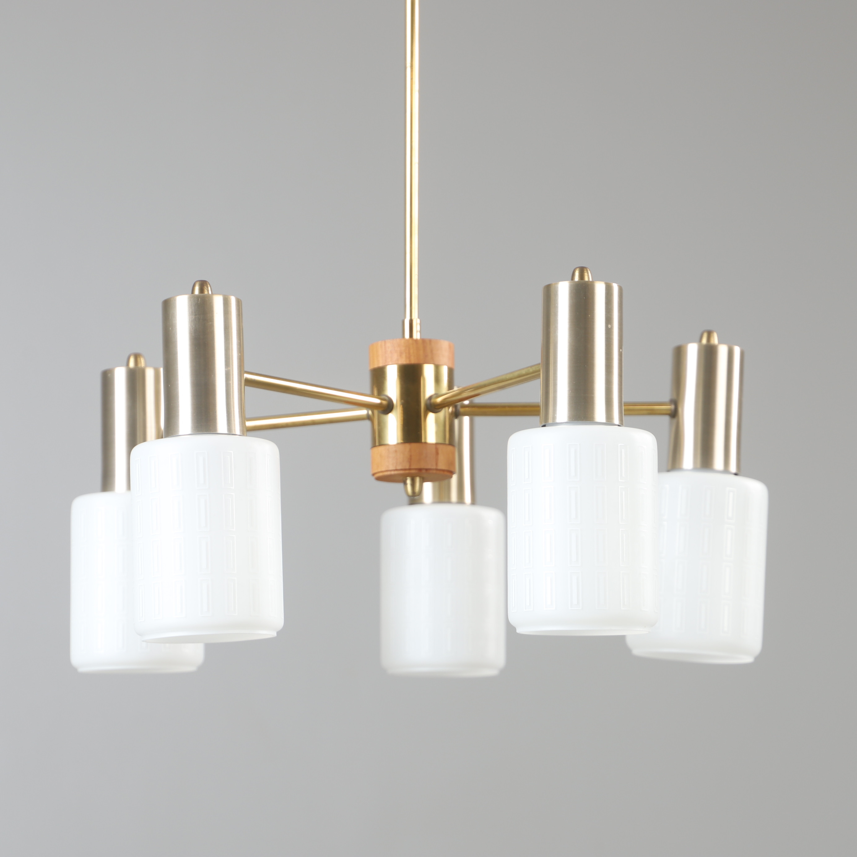 TAKLAMPA, mässing, glas och teak, 1900-talets mitt.