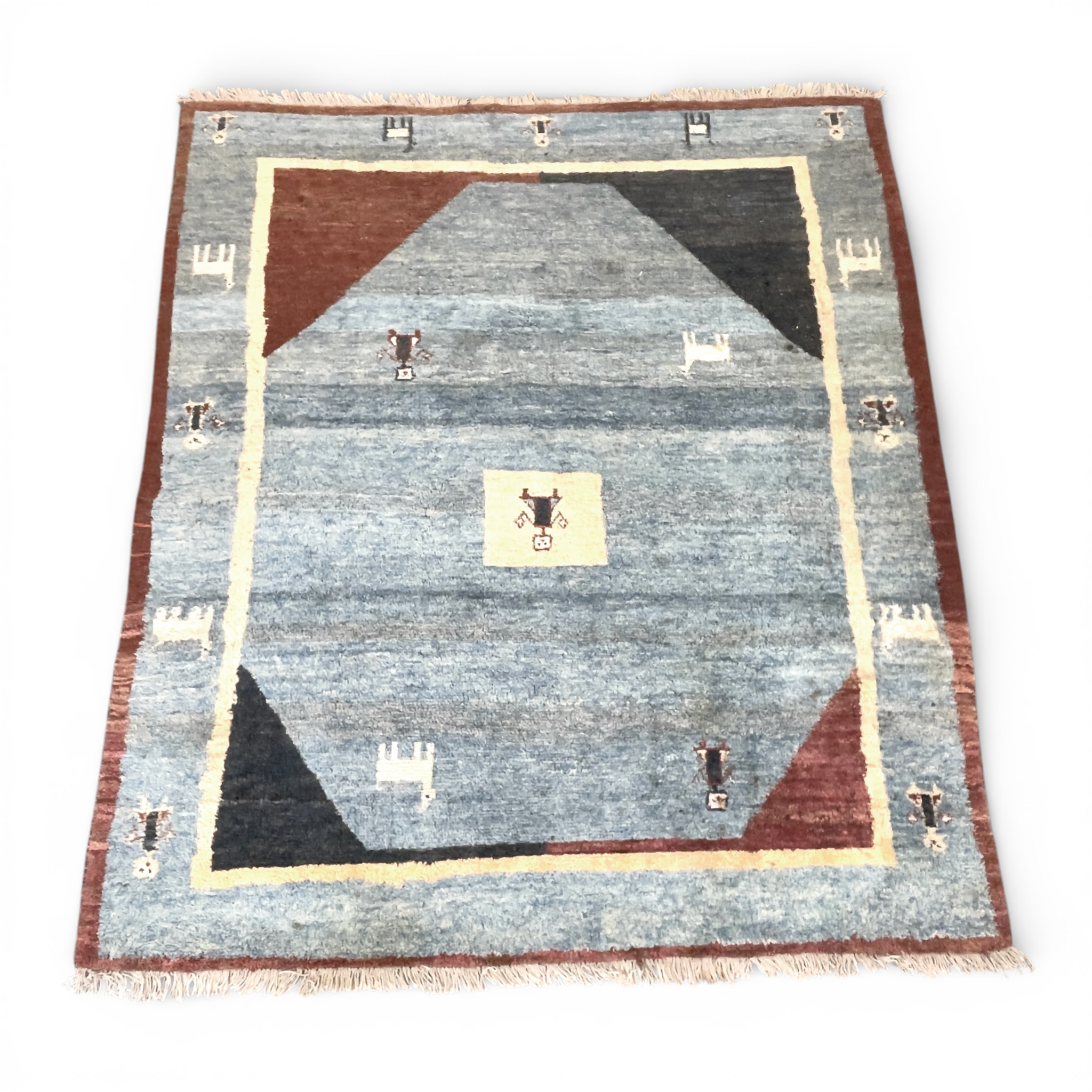 MATTA. Orientalisk, troligen Gabbeh, ca 235x207 cm.