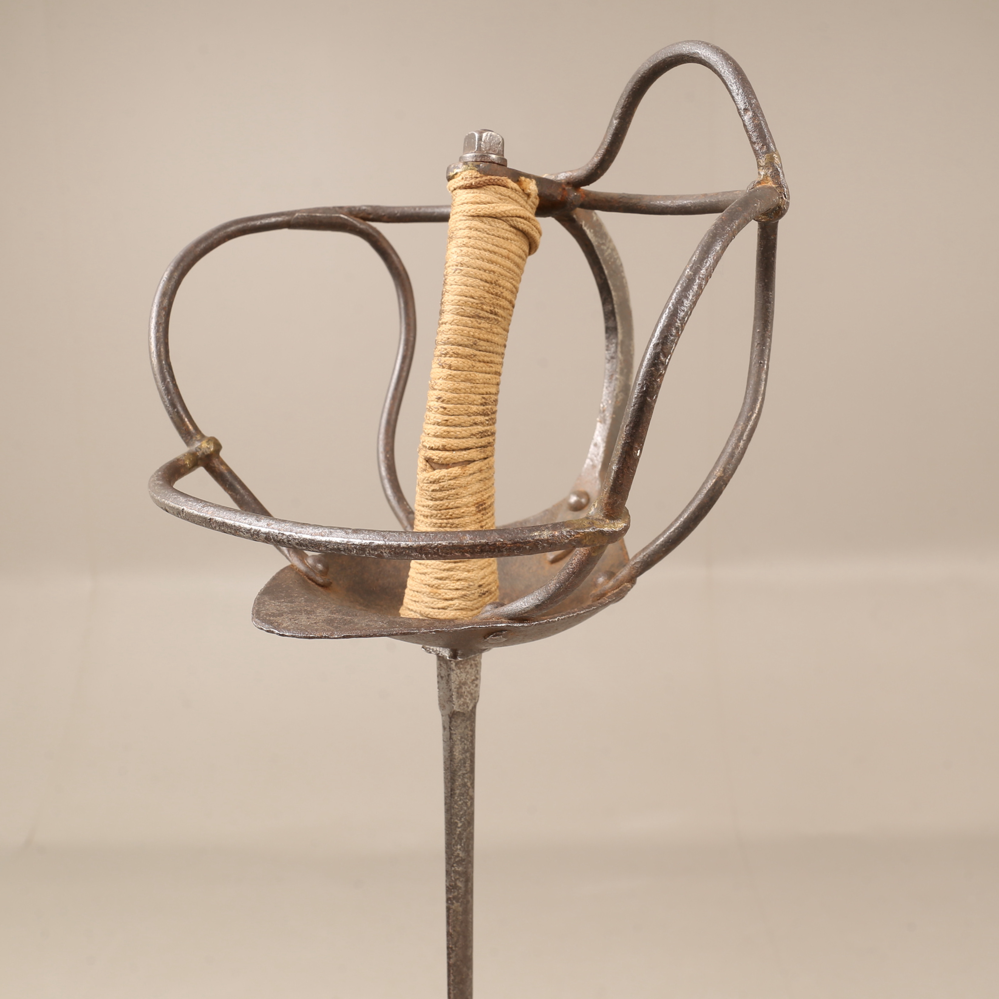 FÄKTVÄRJA med korgfäste, 1800-tal.