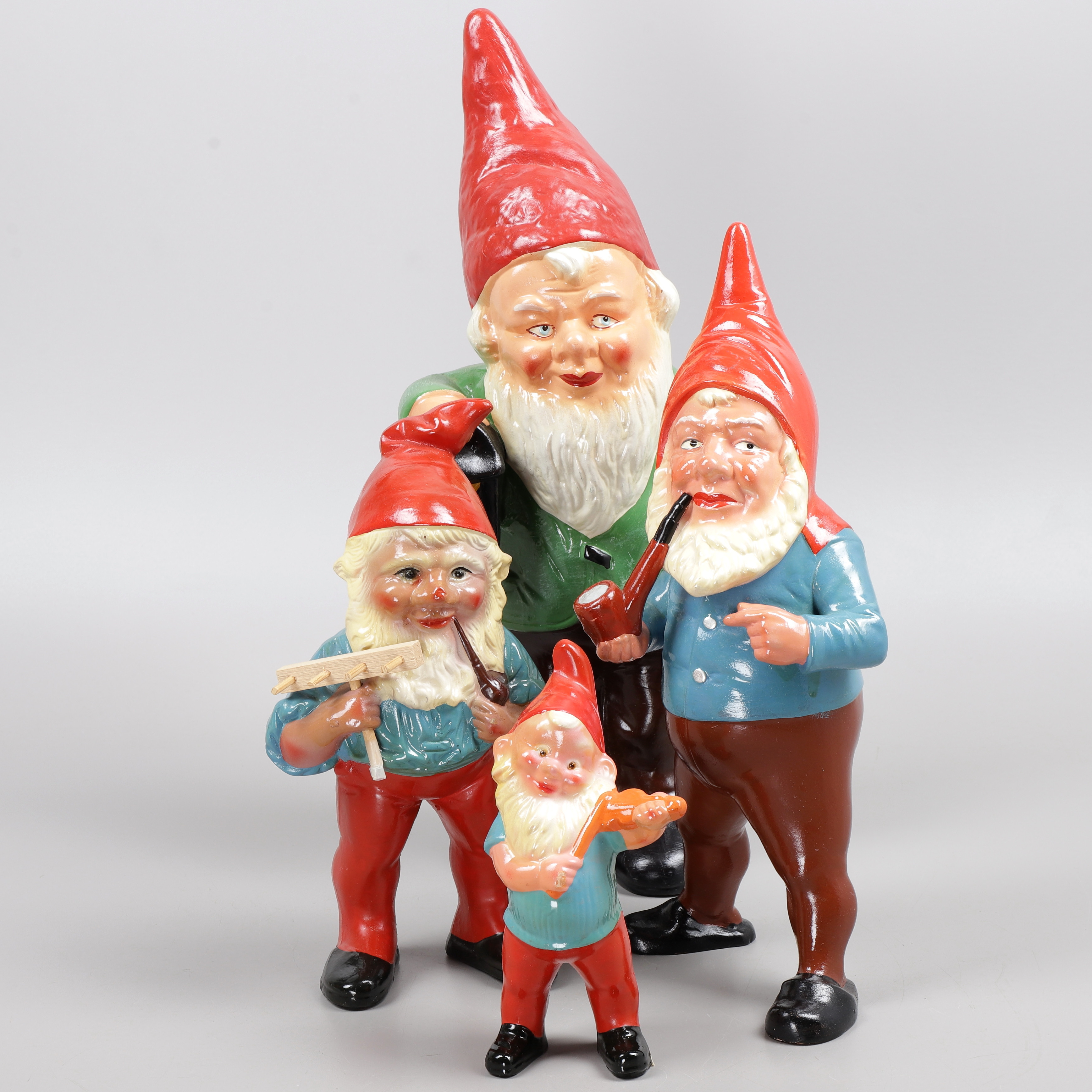 TOMTAR, 4 st, terrakotta, 1900-talets andra hälft.