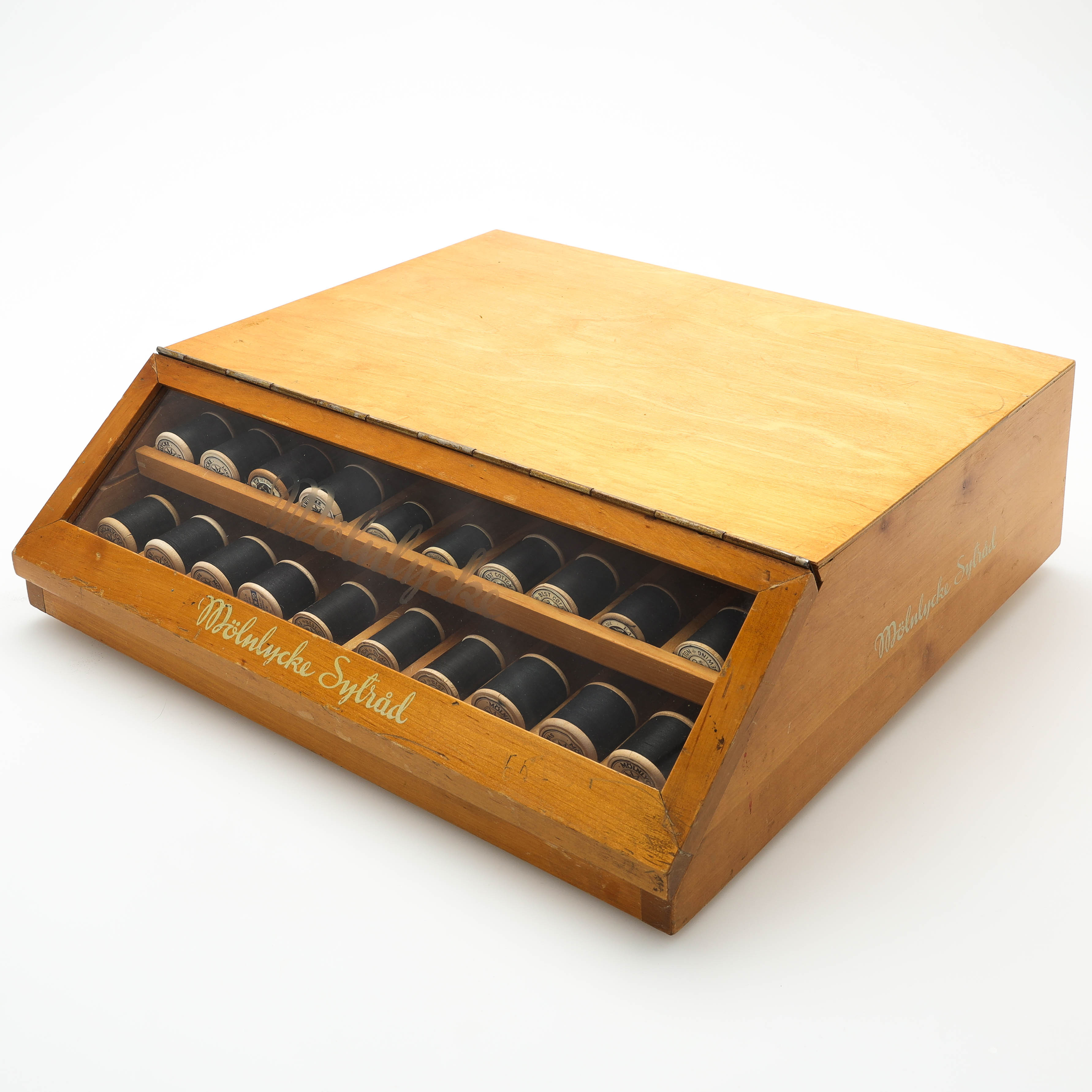 MONTERSKÅP FÖR SYTRÅD, trä/glas, Mölnlycke Sytråd, 1900-talets mitt.