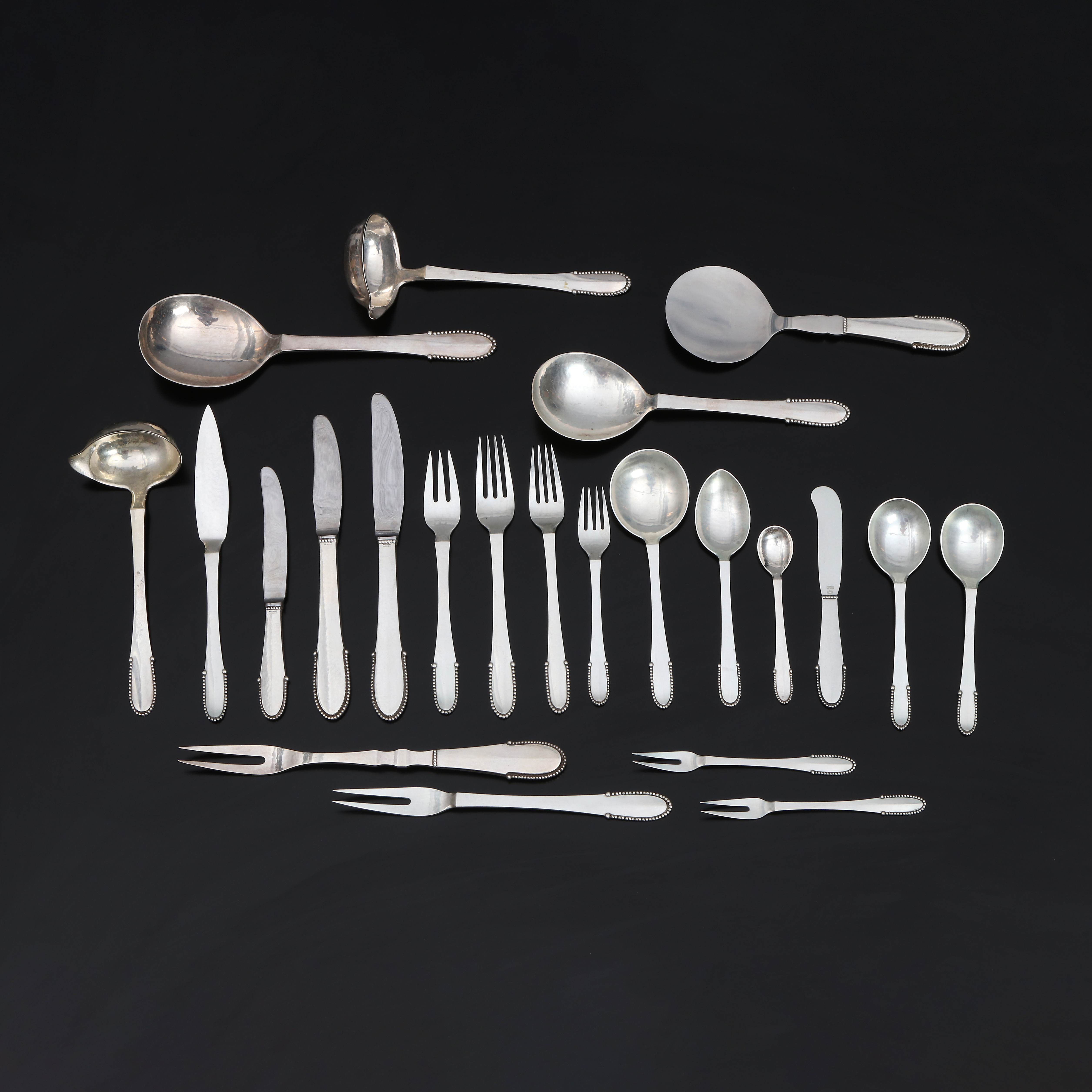 GEORG JENSEN, BESTICKUPPSÄTTNING, 155 DELAR. Sterlingsilver. "Kugle". Danmark. Vikt exklusive delar med stålblad och fyllda skaft ca 4575 gram.