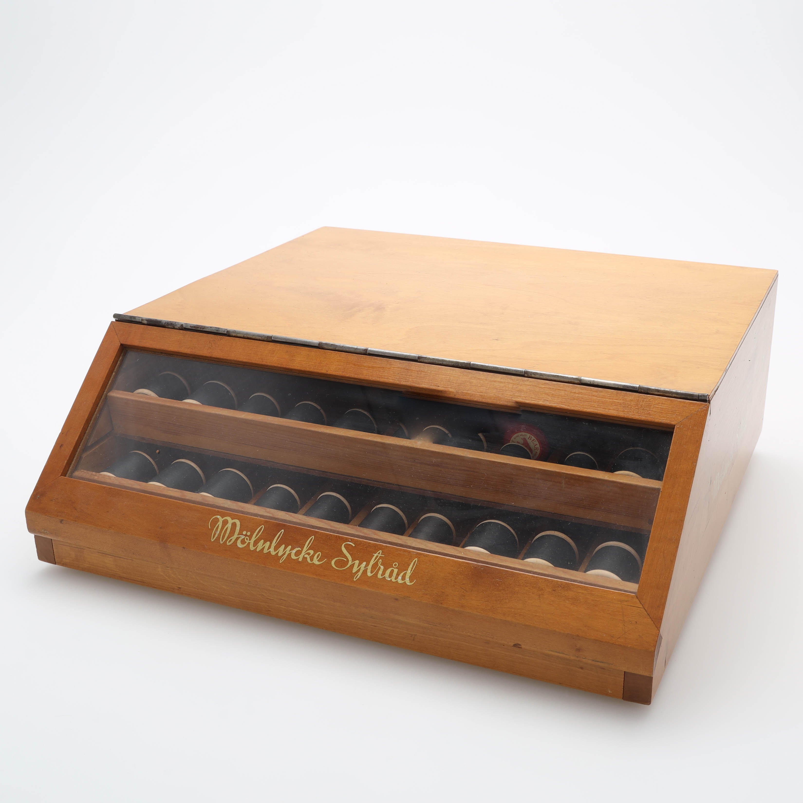 MONTERSKÅP FÖR SYTRÅD, trä/glas, Mölnlycke Sytråd, 1900-talets mitt.