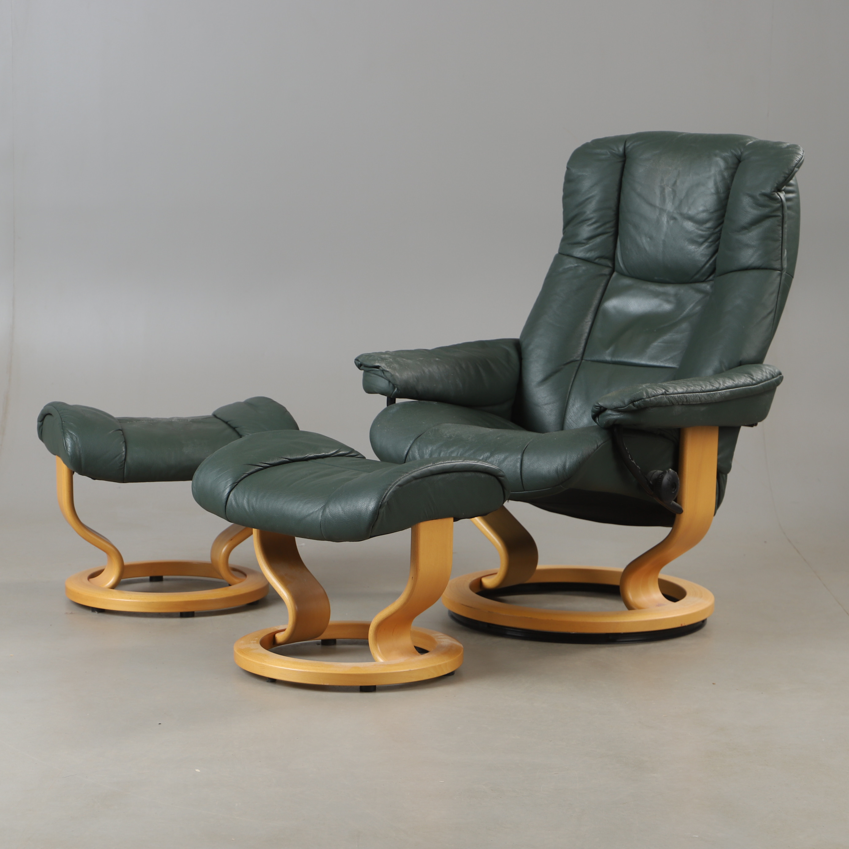 FÅTÖLJ MED FOTPALL, 3 delar, "Stressless", skinnklädsel, Ekornes, Norge, 1900-talets andra hälft.