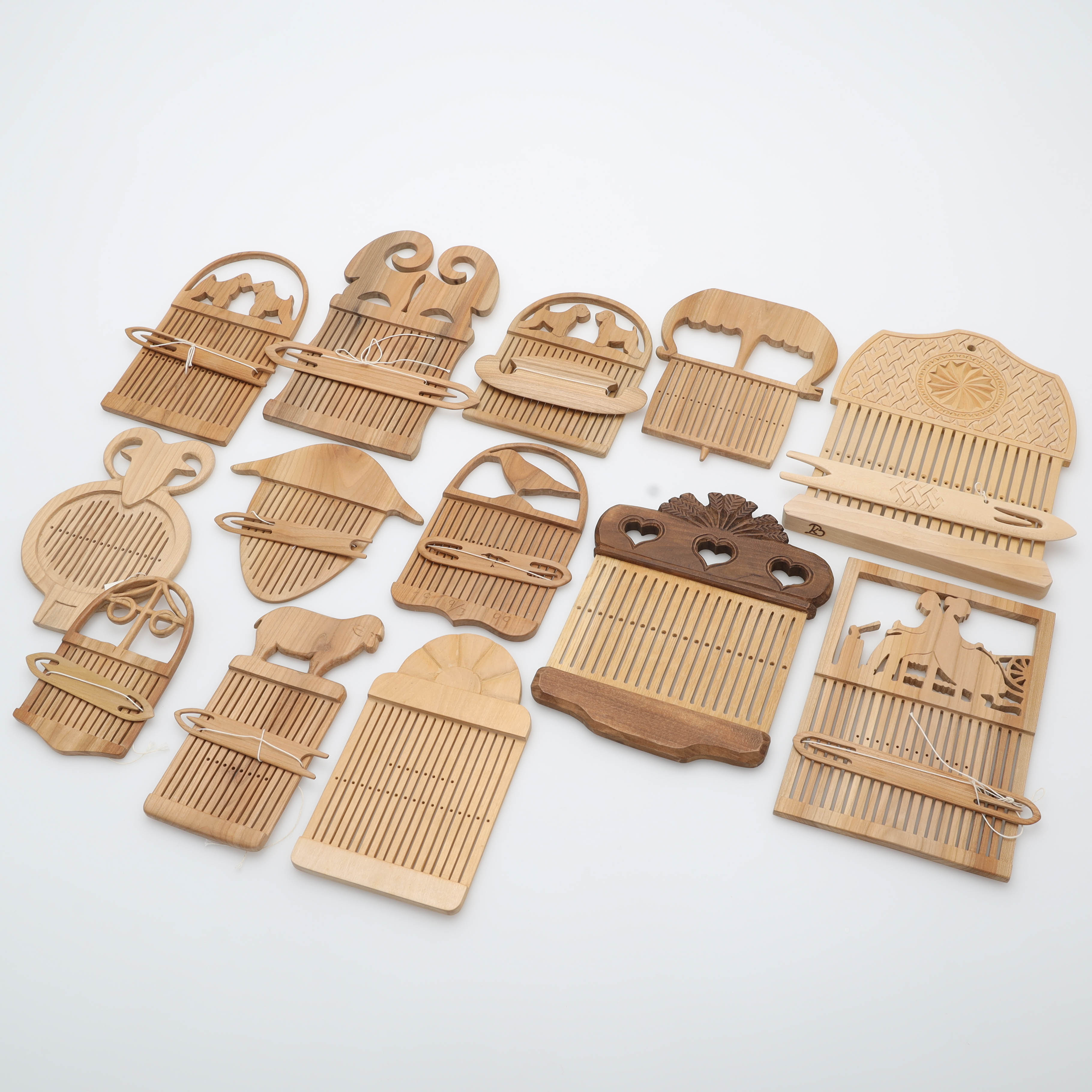 BANDSKEDAR/BANDGRIDAR, 13 st, trä, olika motiv.