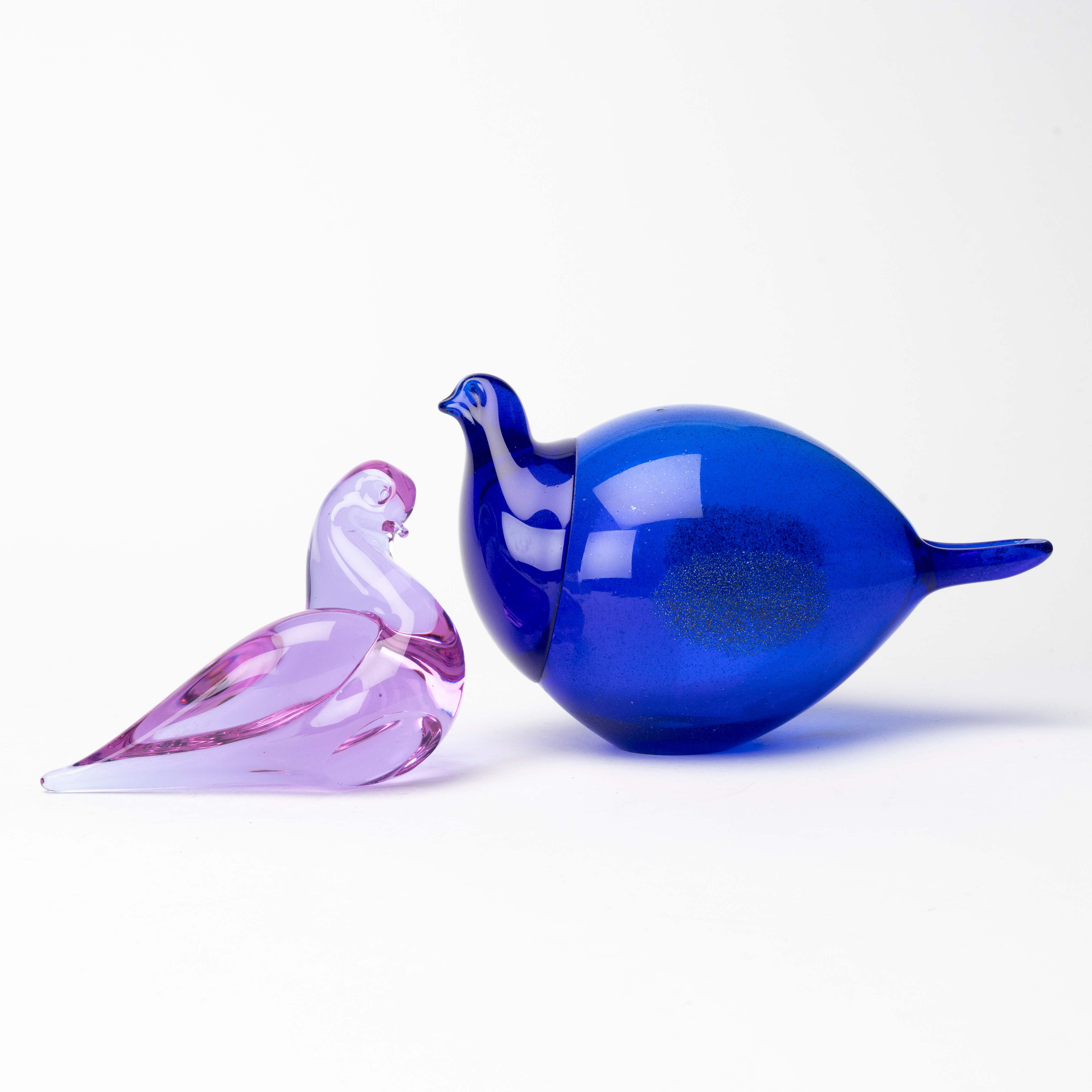 FIGURINER, 2 st, glas, i form av fåglar, varav en etikettmärkt Espoon Taidelasi, Finland.