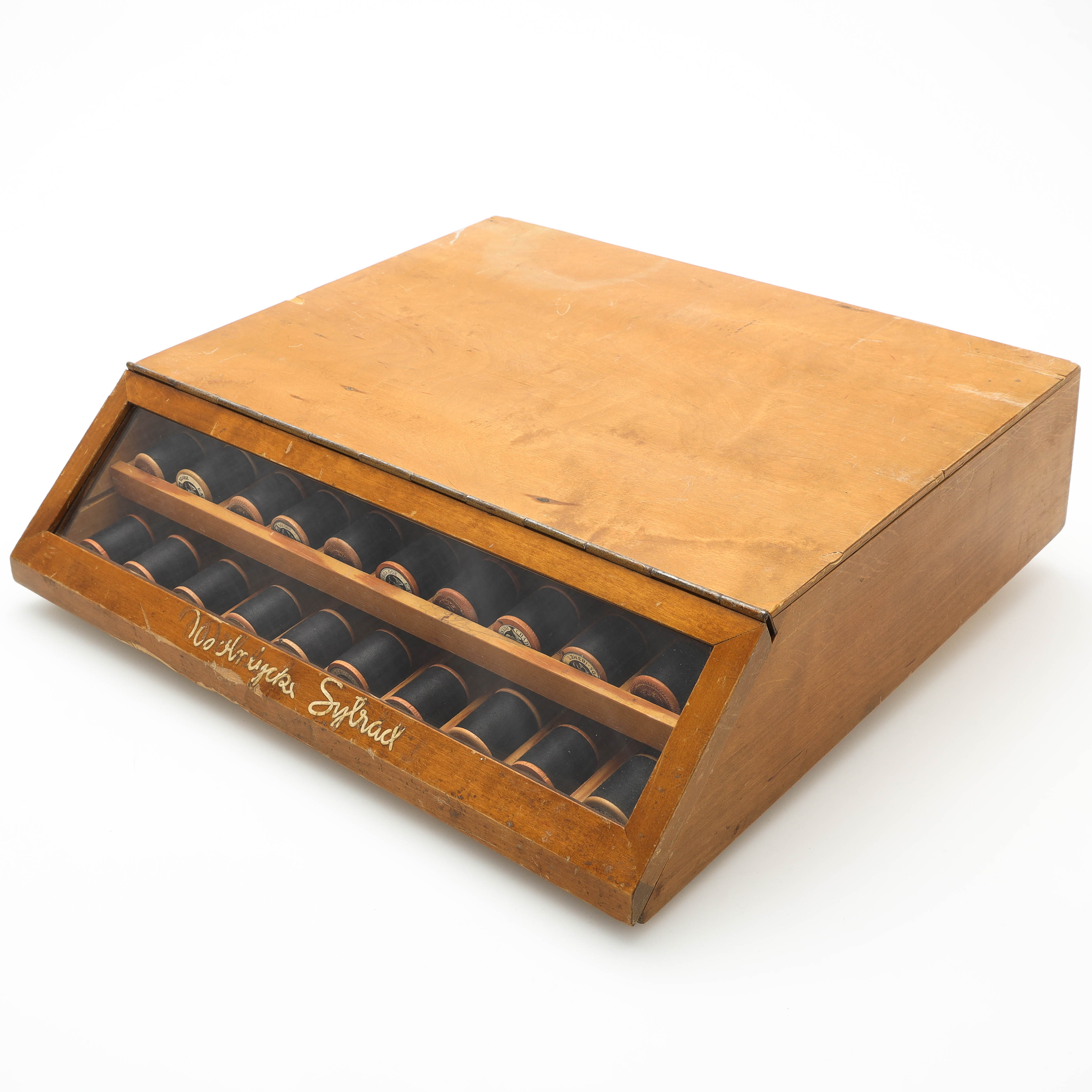 MONTERSKÅP FÖR SYTRÅD, trä/glas, Mölnlycke Sytråd, 1900-talets mitt.