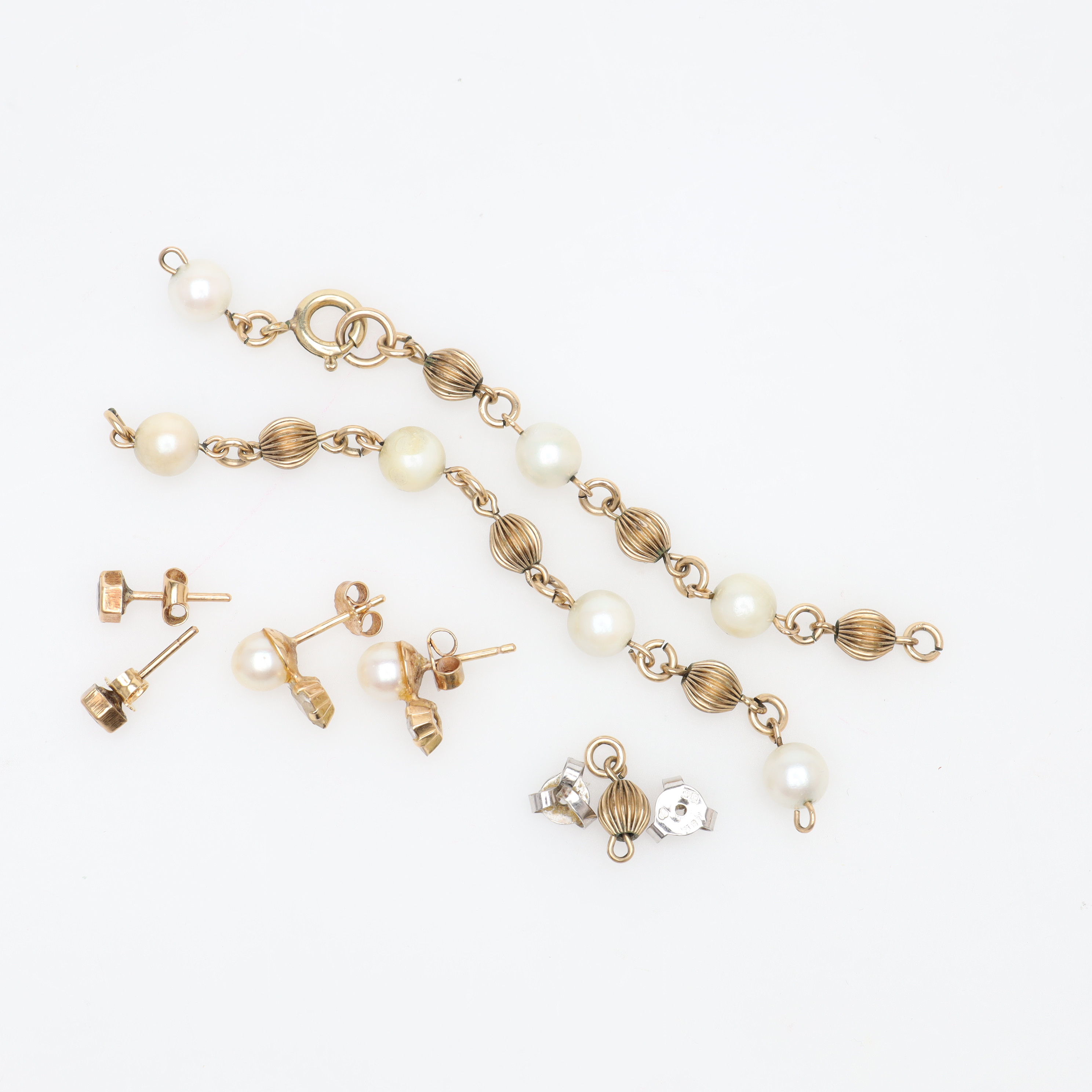 SMYCKEN 6 delar, 8 - 18K, guld, bruttovikt ca 7,8 gram.