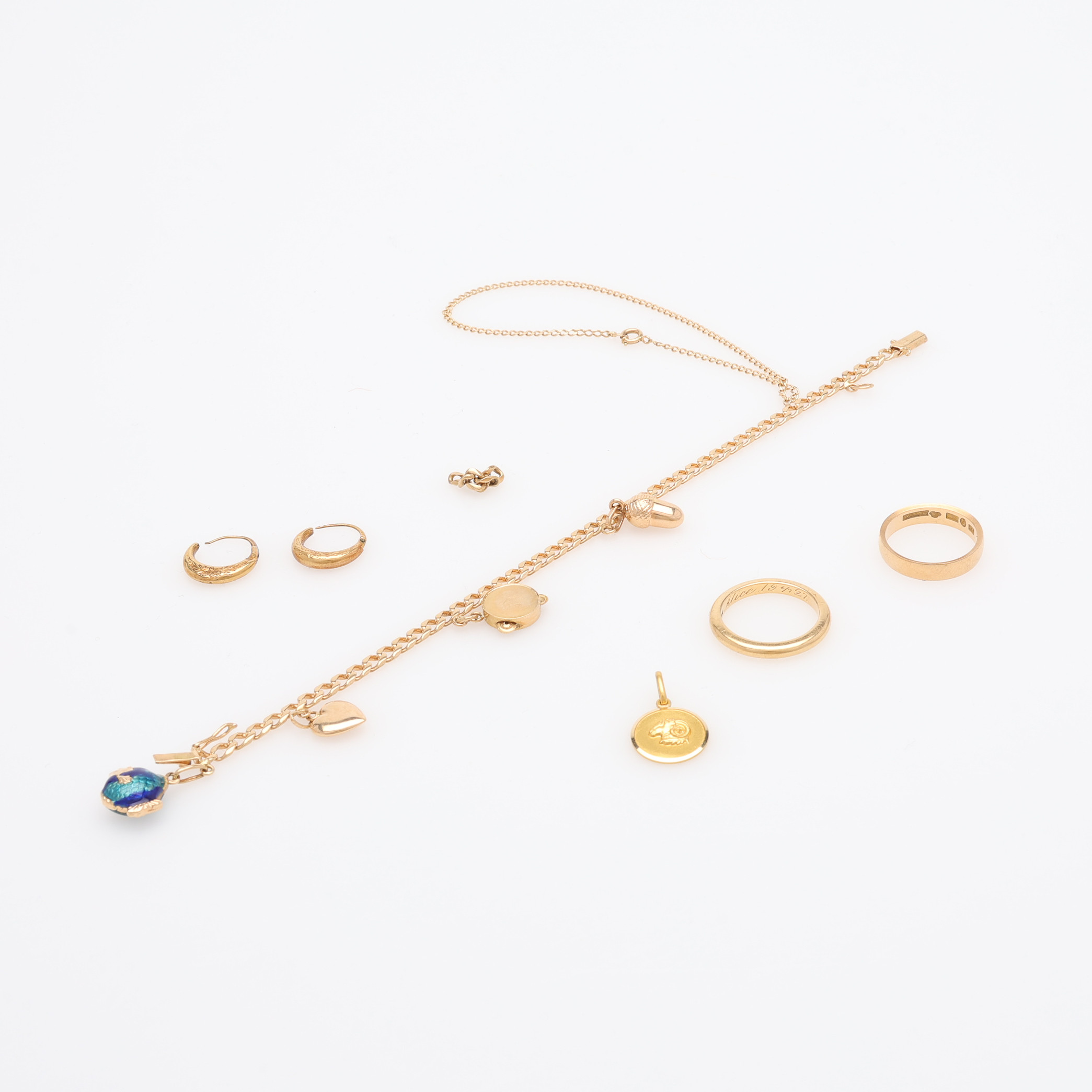 GULDSMYCKEN, ETT PARTI, 18 K GULD, totalt 29,5 g inklusive berlock med emaljarbete.