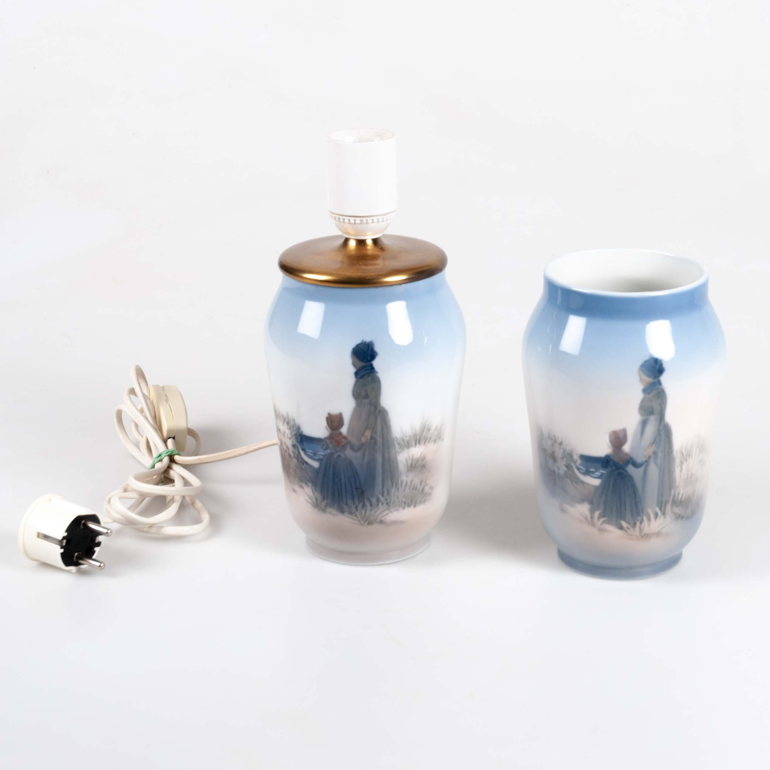 VAS och BORDSLAMPA. 2 delar Royal Copenhagen.