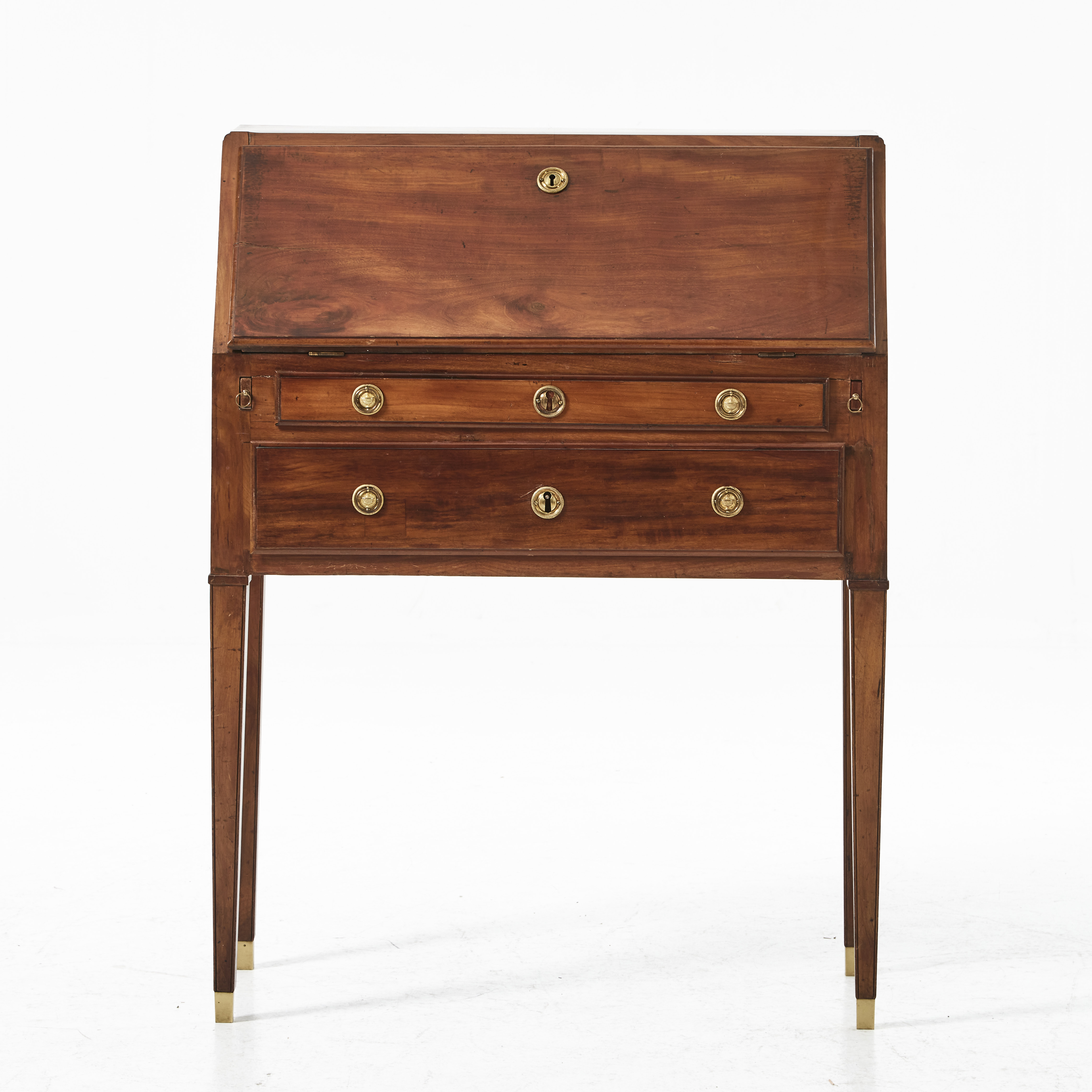 SKRIVKLAFFSBYRÅ, sengustaviansk, omkring 1800, fanerad i mahogny, beslag i mässing, fällbar klaff med lådinredning.