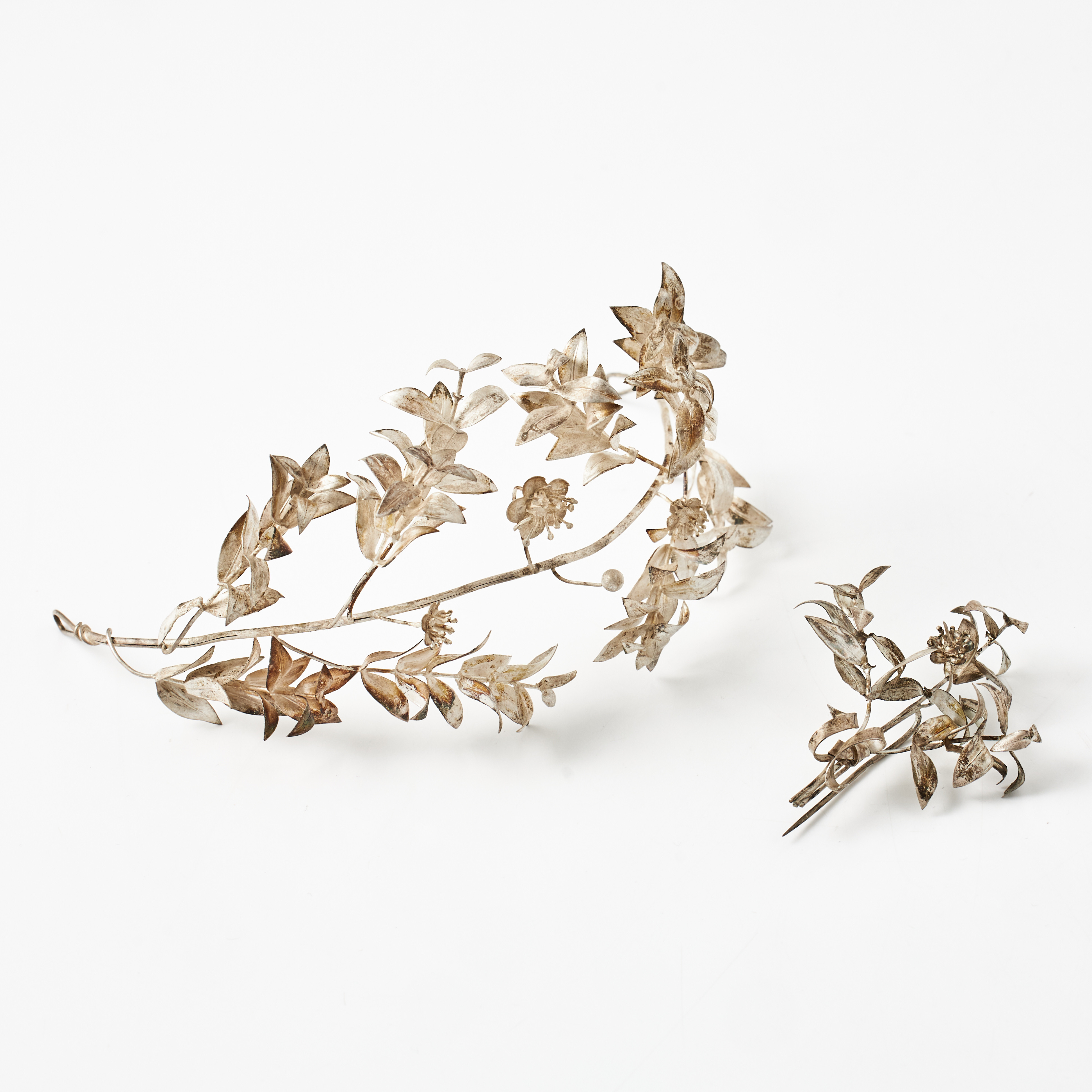 DIADEM/BRUDKRONA, BROSCH, silver, i form av blommor och blad, Sverige omkring sekelskifte 1900, svenska kontrollstämplar.