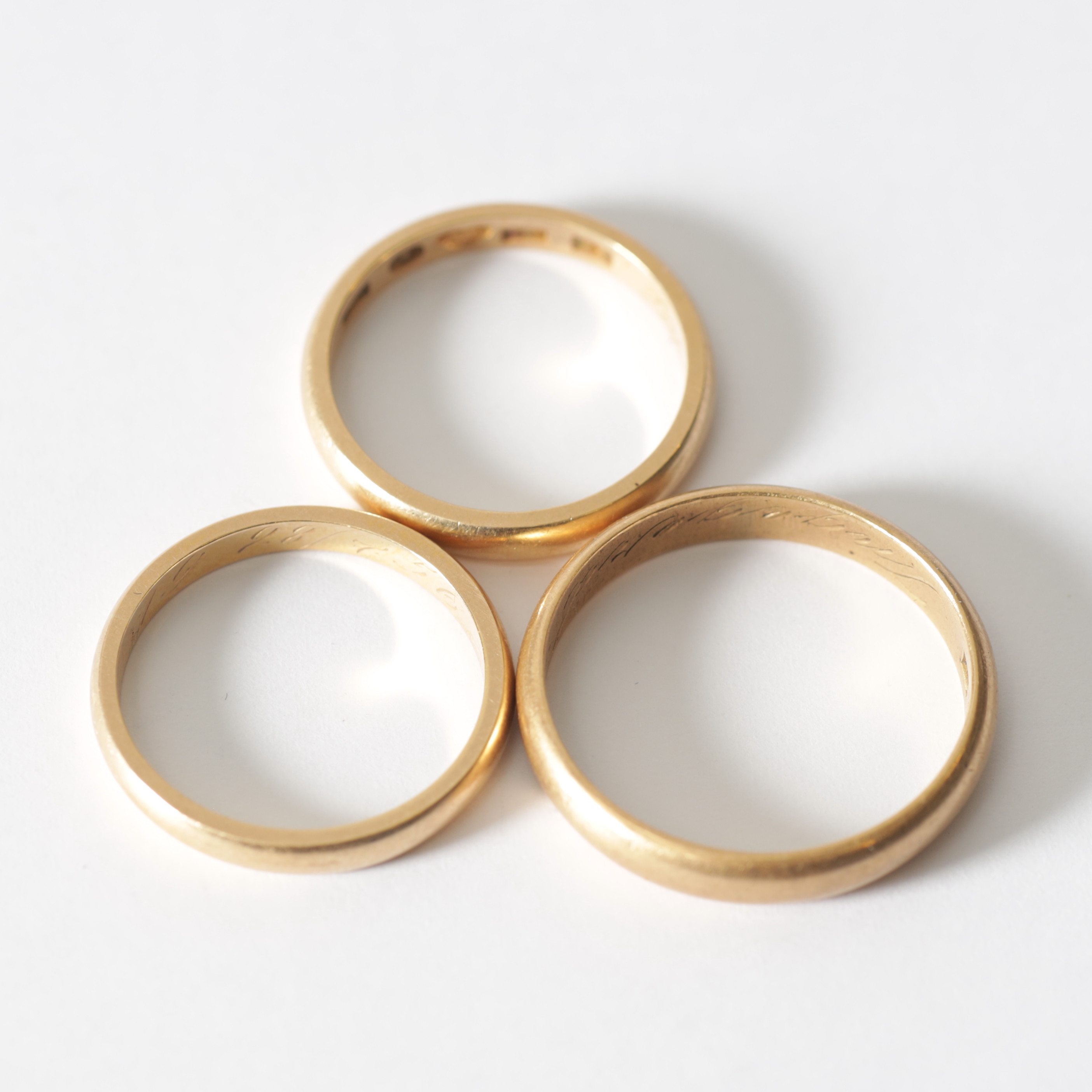 RINGAR, 3 st, 18K guld, olika tillverkare. Totalvikt ca 12,1 gram.