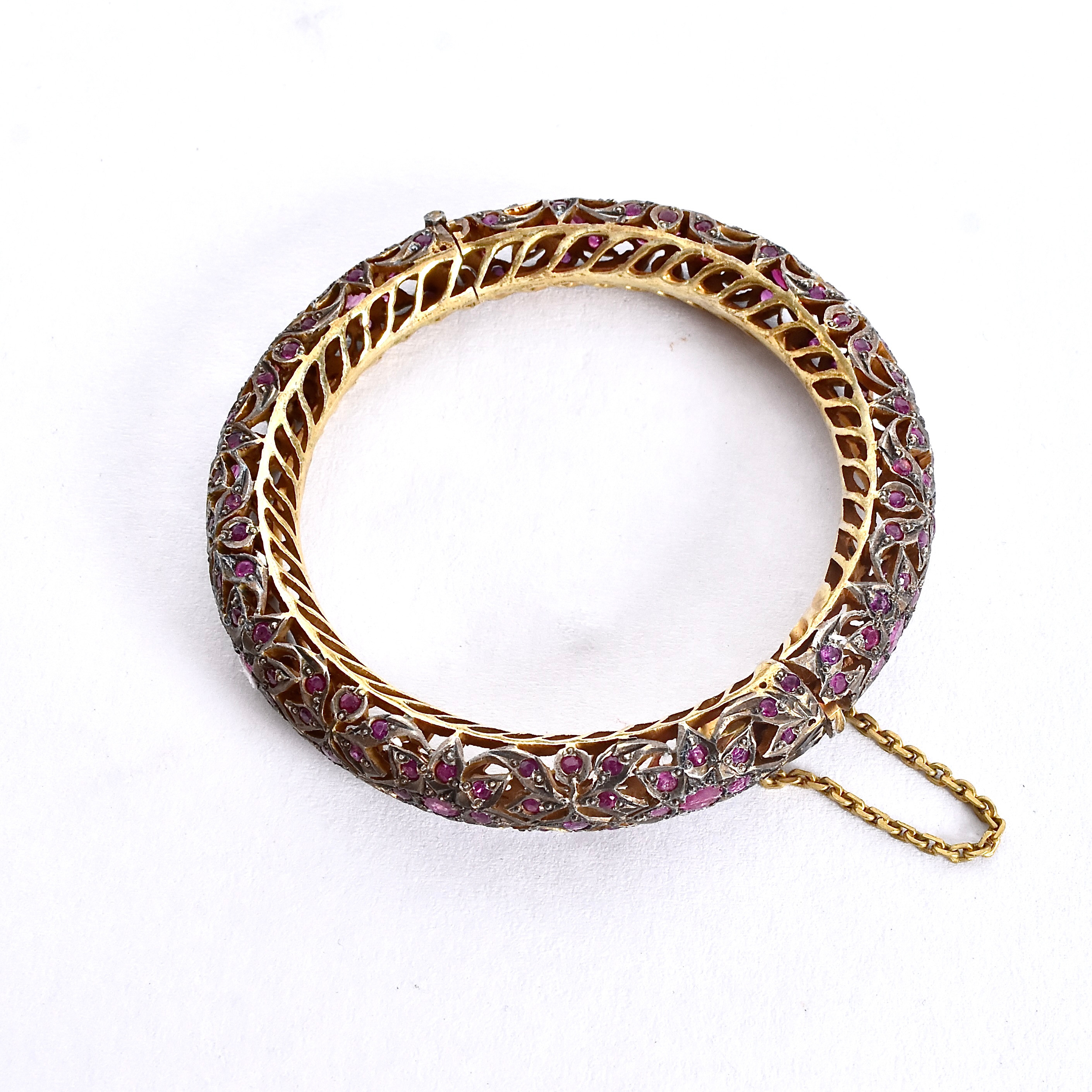 ARMRING förgyllt silver med talrika, facettslipade rosa safirer.