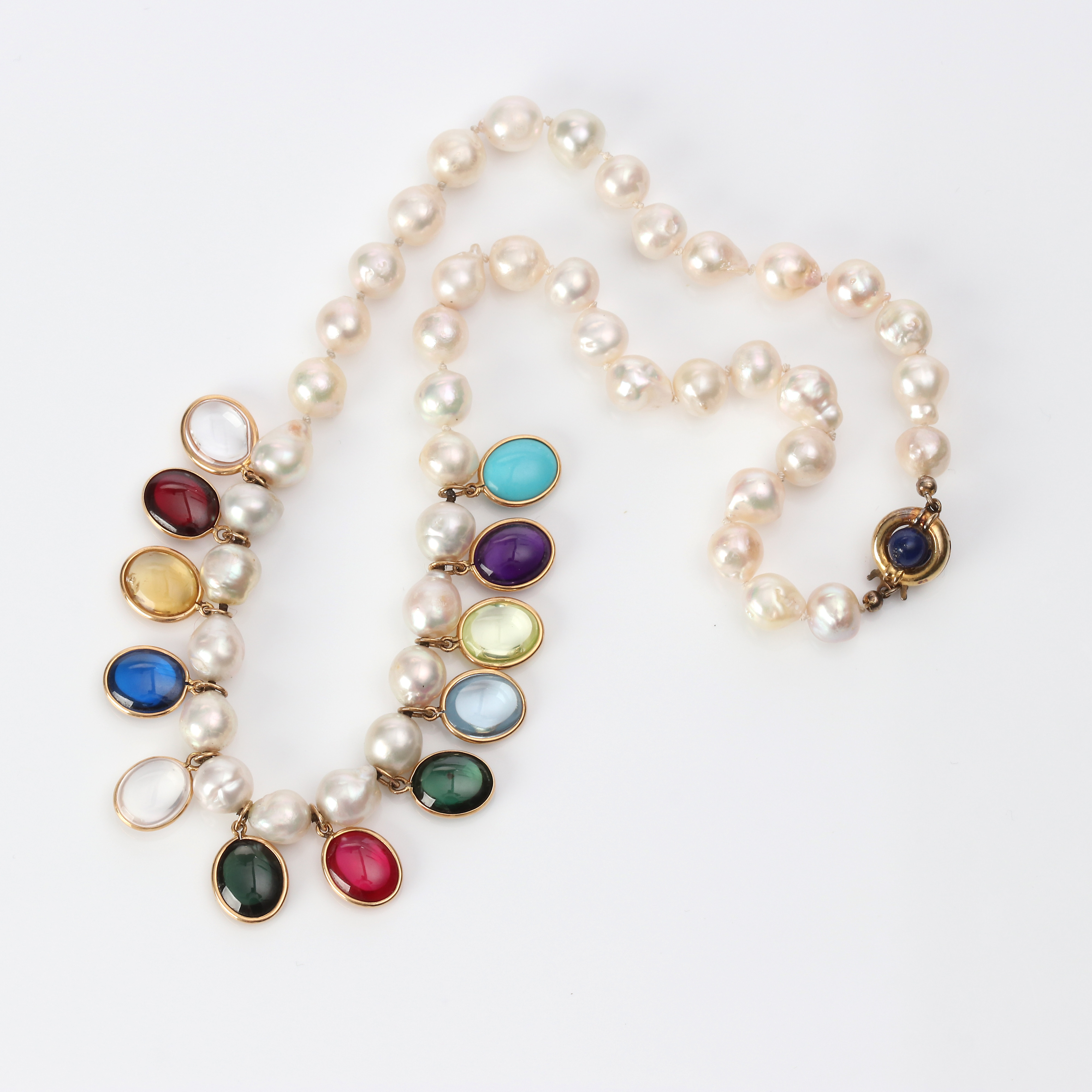 PÄRLCOLLIER MED BERLOCKER. Odlade barocka pärlor, berlocker och lås i 18k guld med olikfärgade stenar (troligen månadsstenarna).