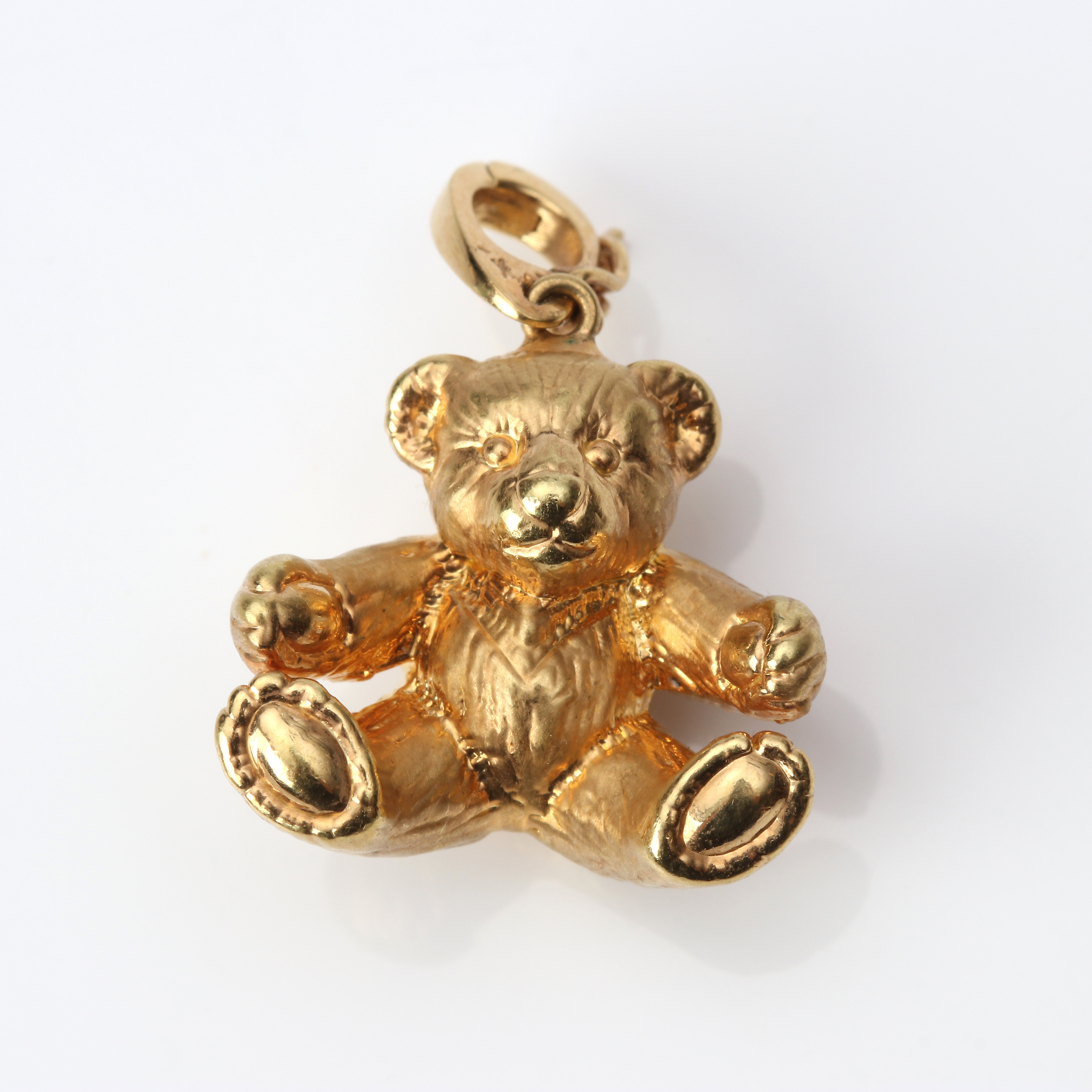 HÄNGE I FORM AV NALLE. 18k guld, vikt ca 4,0 gram.