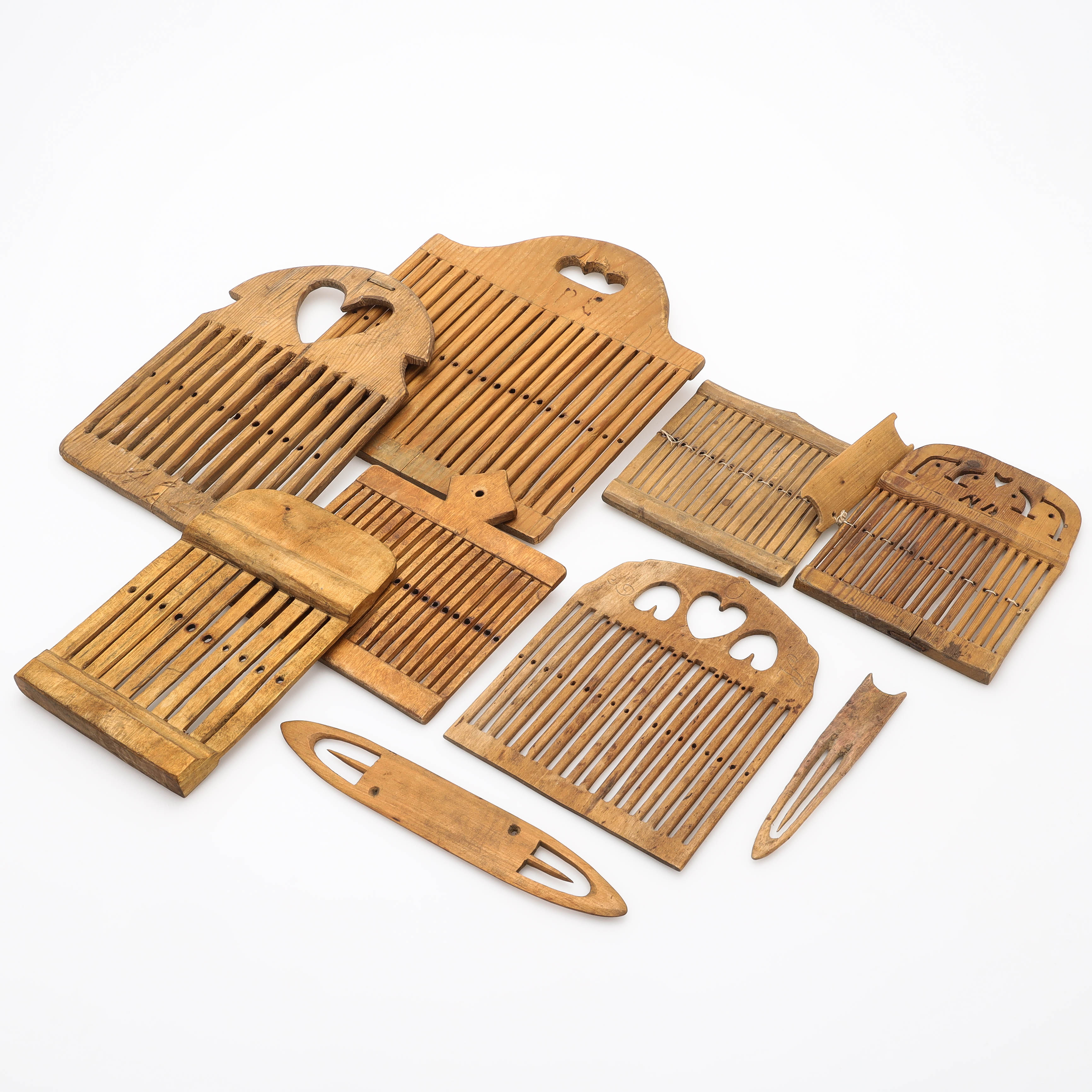 BANDSKEDAR/BANDGRIDAR, 9 delar, allmoge, 1800/1900-tal.