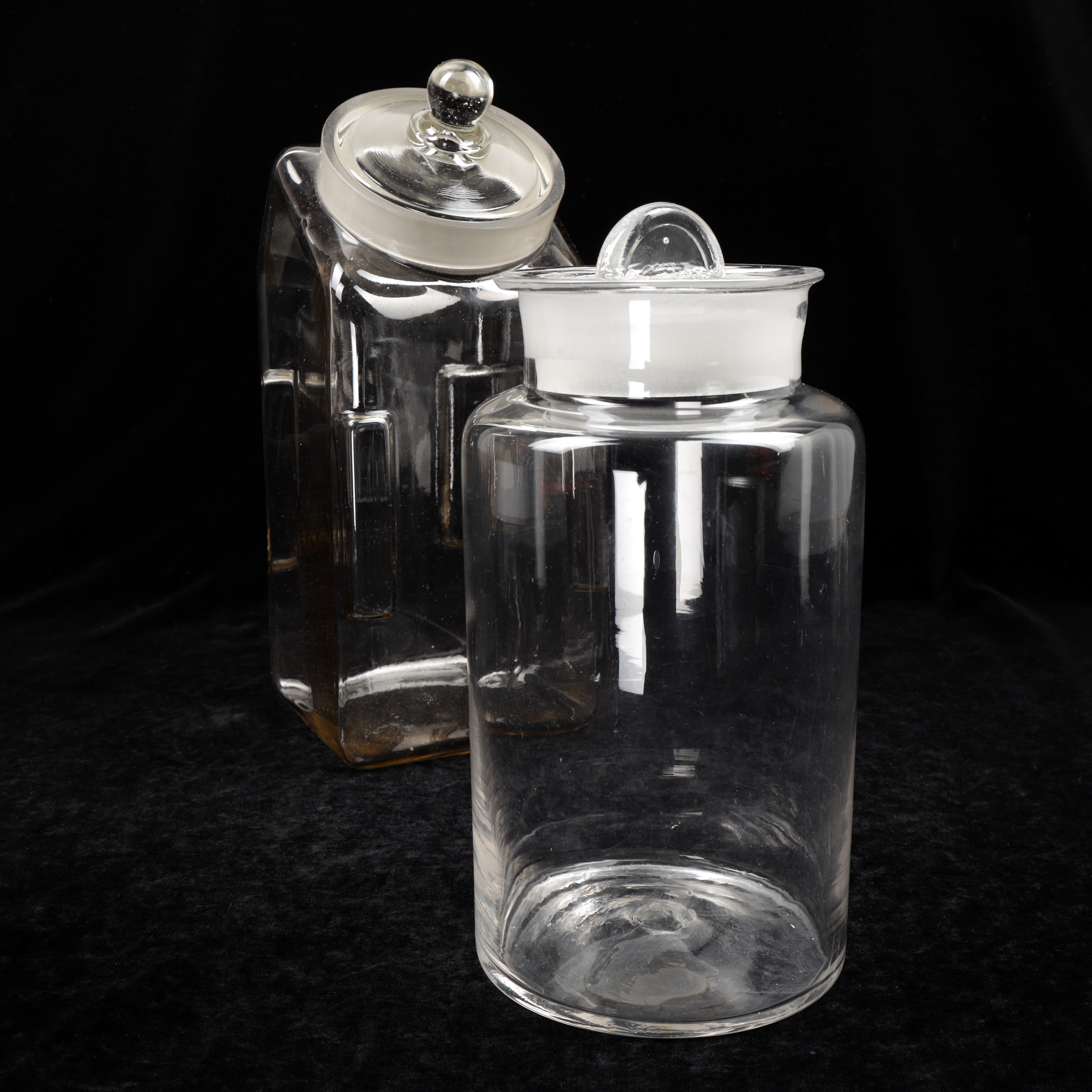 GLASBURKAR MED LOCK, 2 st, 1900-talets andra hälft.