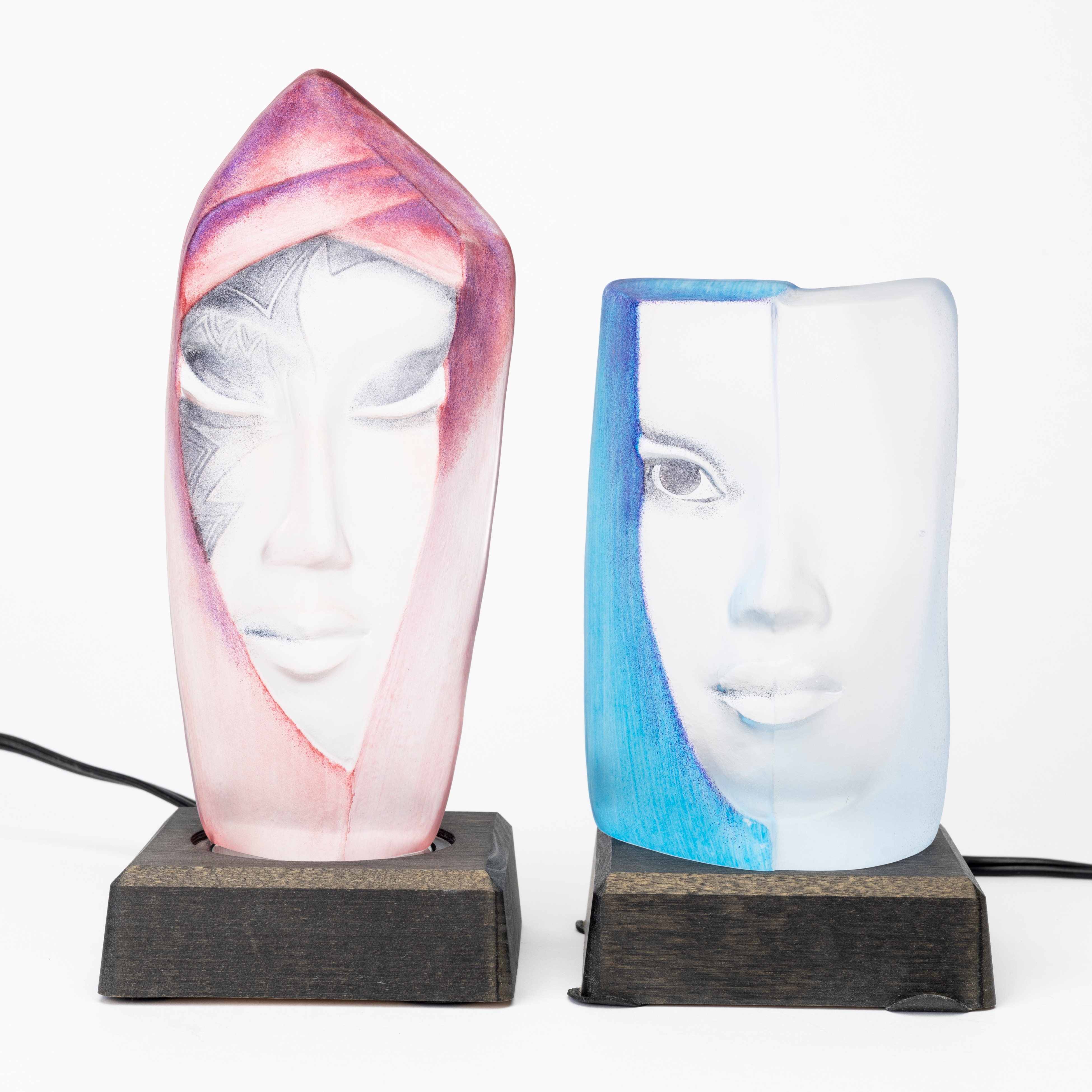 MATS JONASSON. Glasskulpturer, 2 st, "Batzeba" och "Mazzai" ur serien "Masq", signerade, Målerås.