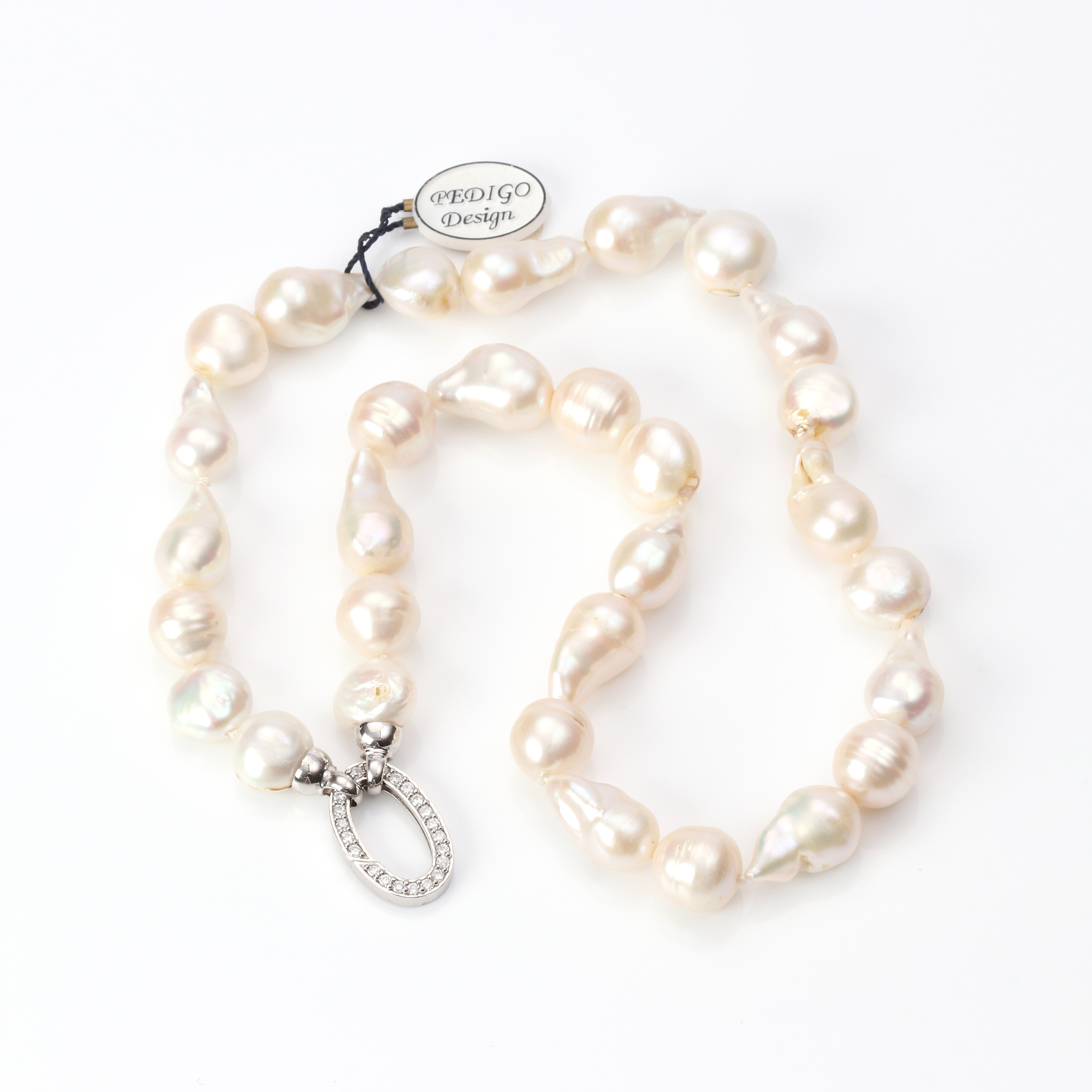 PÄRLCOLLIER. Odlade barocka sötvattenpärlor, lås i sterlingsilver med färglösa stenar.