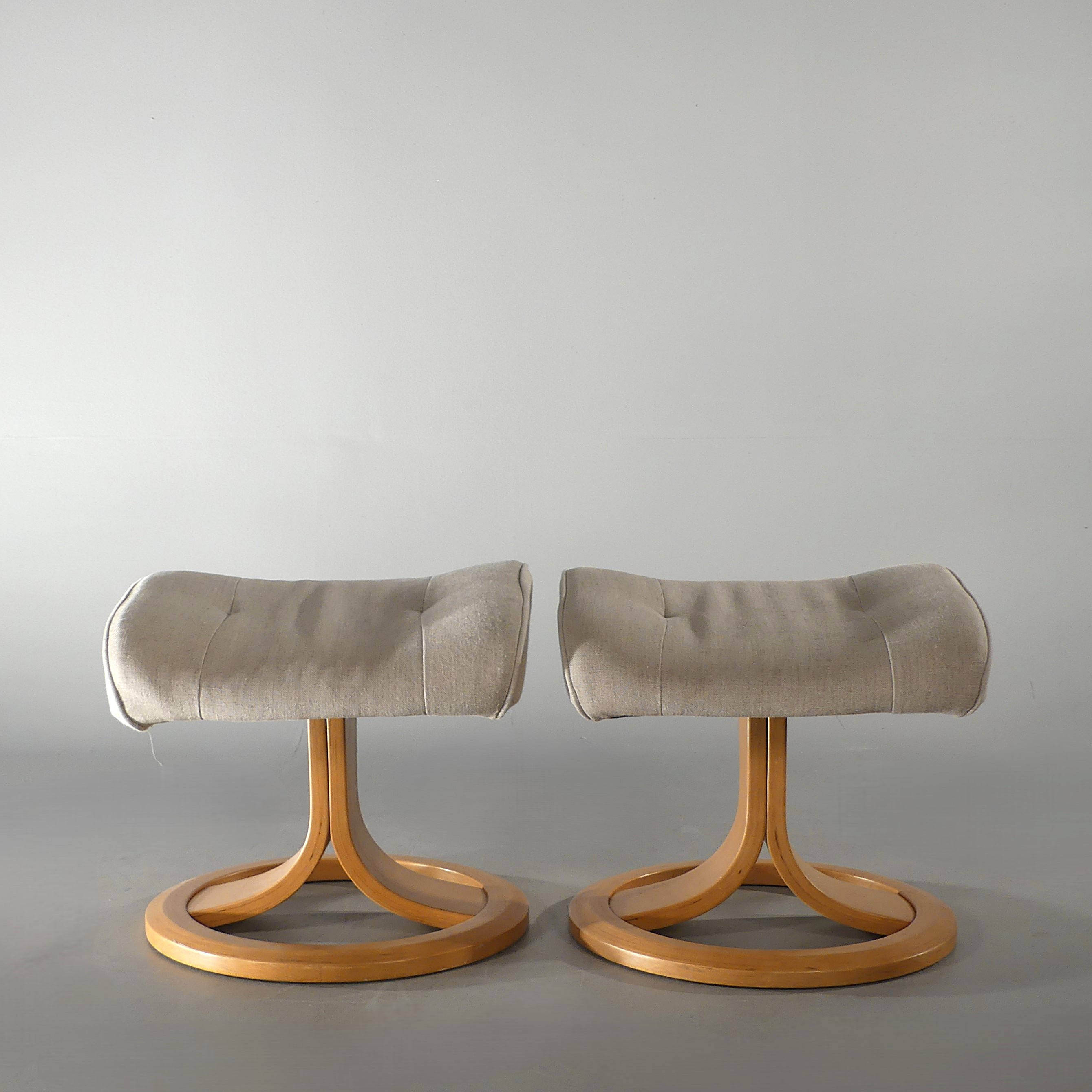 FOTPALLAR, ett par, "Stressless", Ekornes Norge.