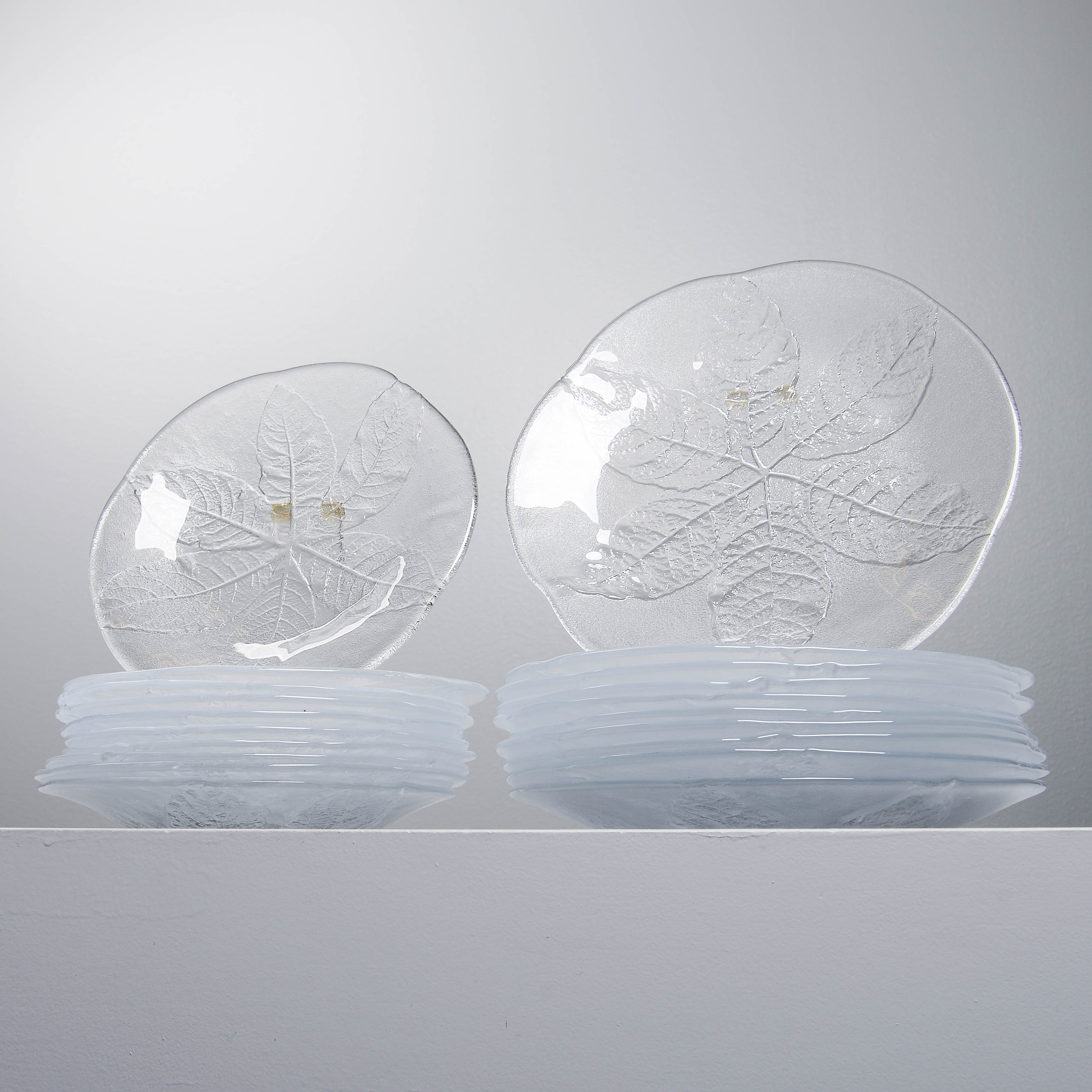 GÖRAN WÄRFF. "Party", mattallrikar & assietter, Kosta Boda.