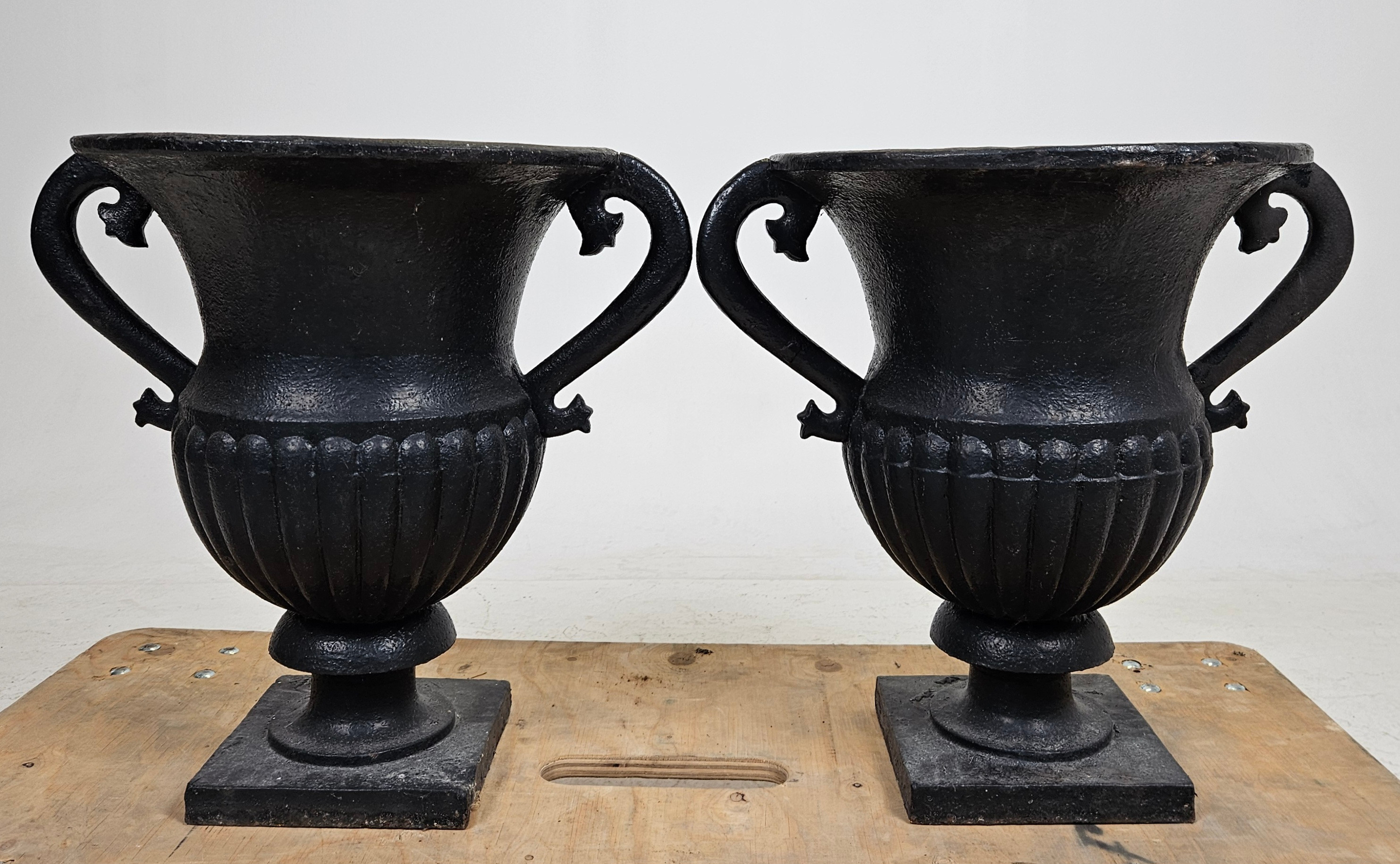 TRÄDGÅRDSURNOR, ett par, gjutjärn, 1800/1900-tal.