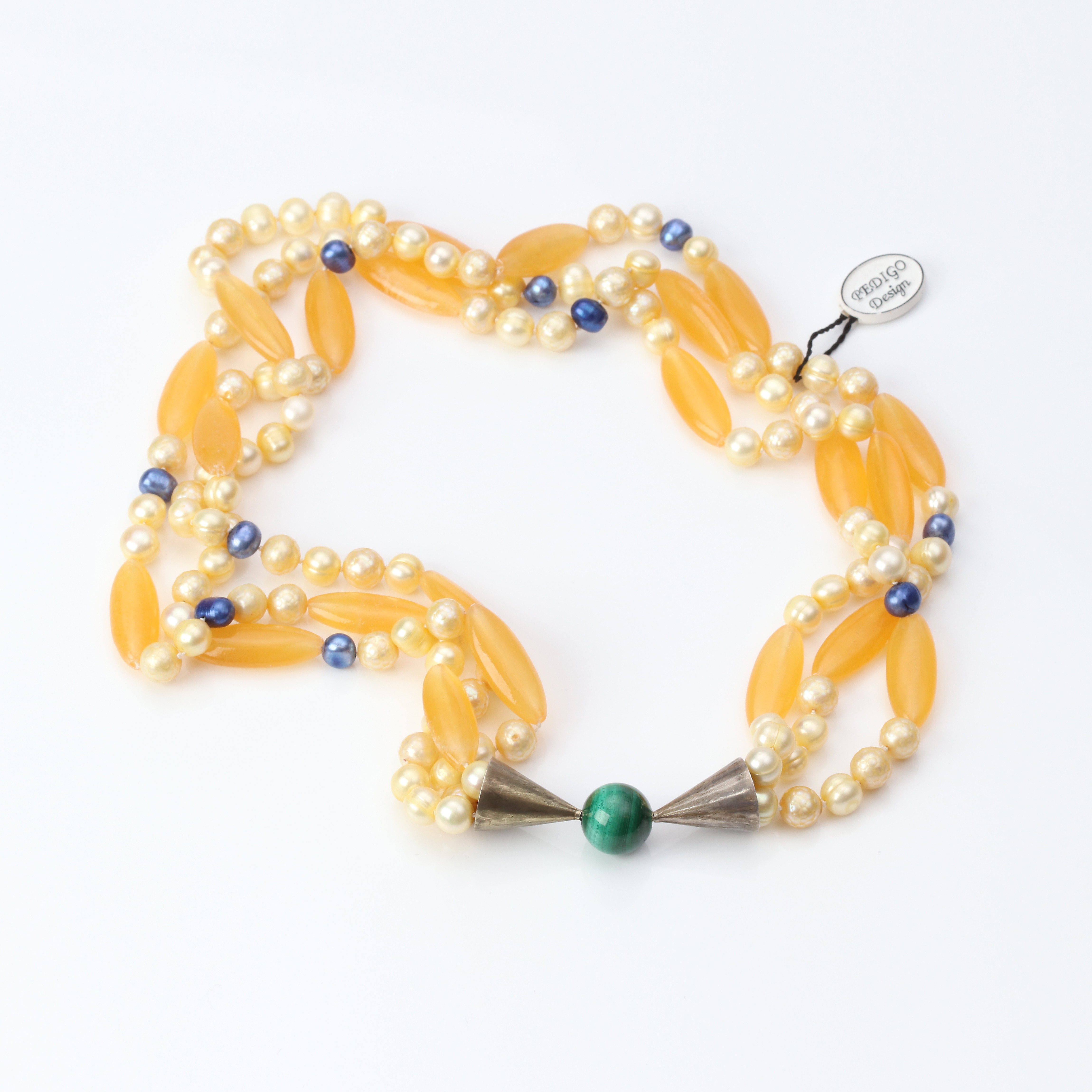 COLLIER, TRERADIG. Odlade sötvattenpärlor och kalcit, lås i silver med malakit.