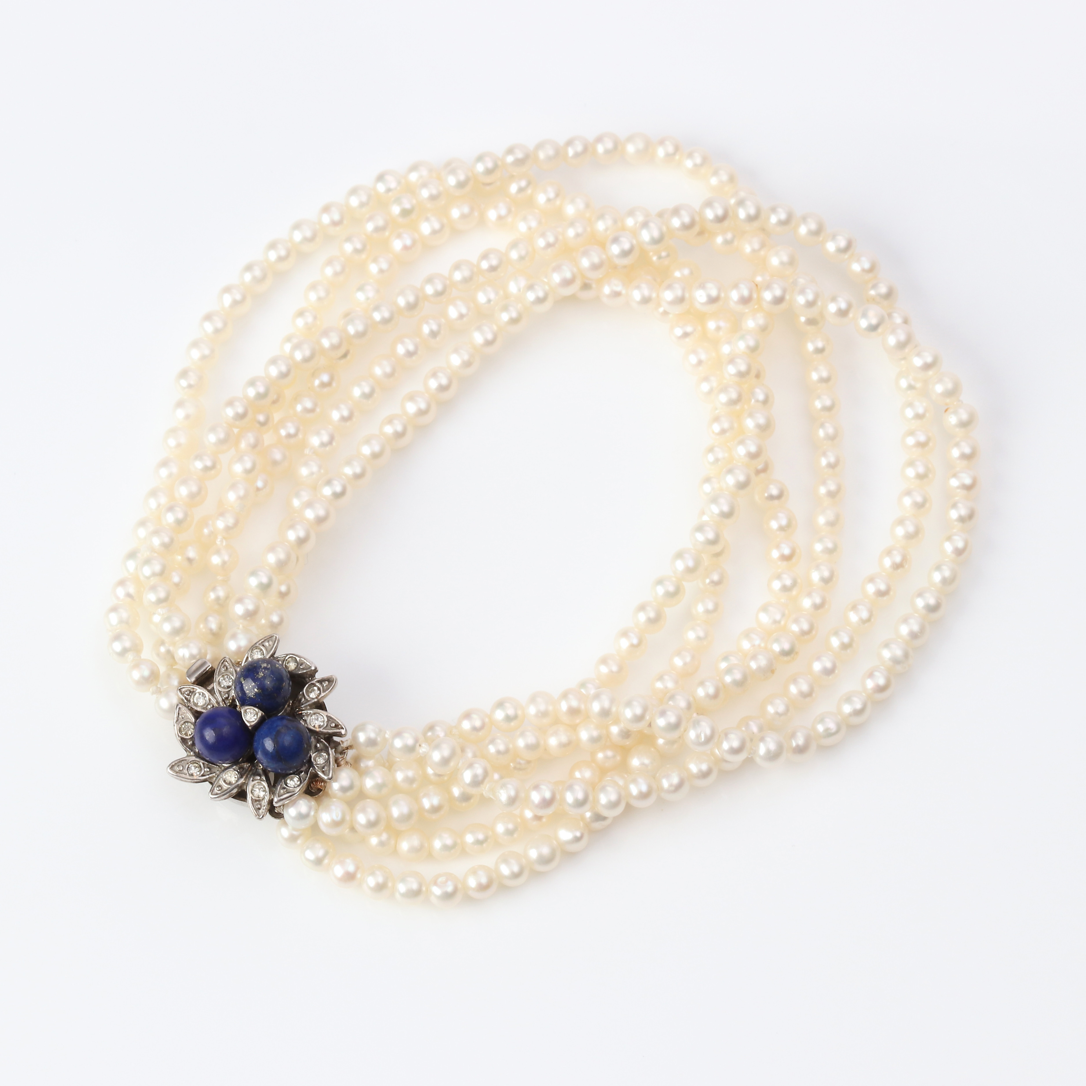 PÄRLARMBAND. Sexradigt armband med odlade pärlor, lås i sterlingsilver med lapis lazuli och färglösa stenar.