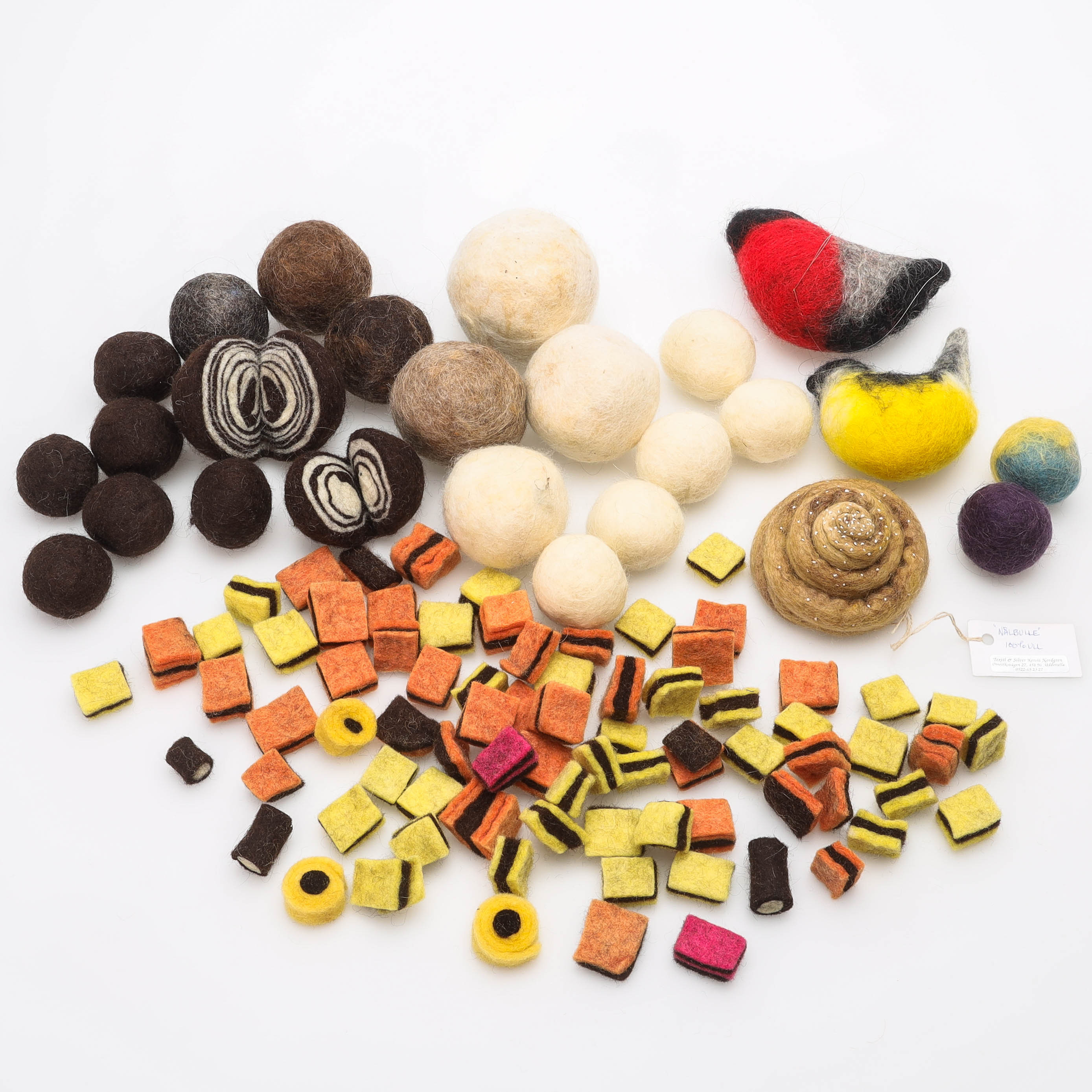 SAMLING TOVADE FÖREMÅL, musslor, fåglar, godis med mera.