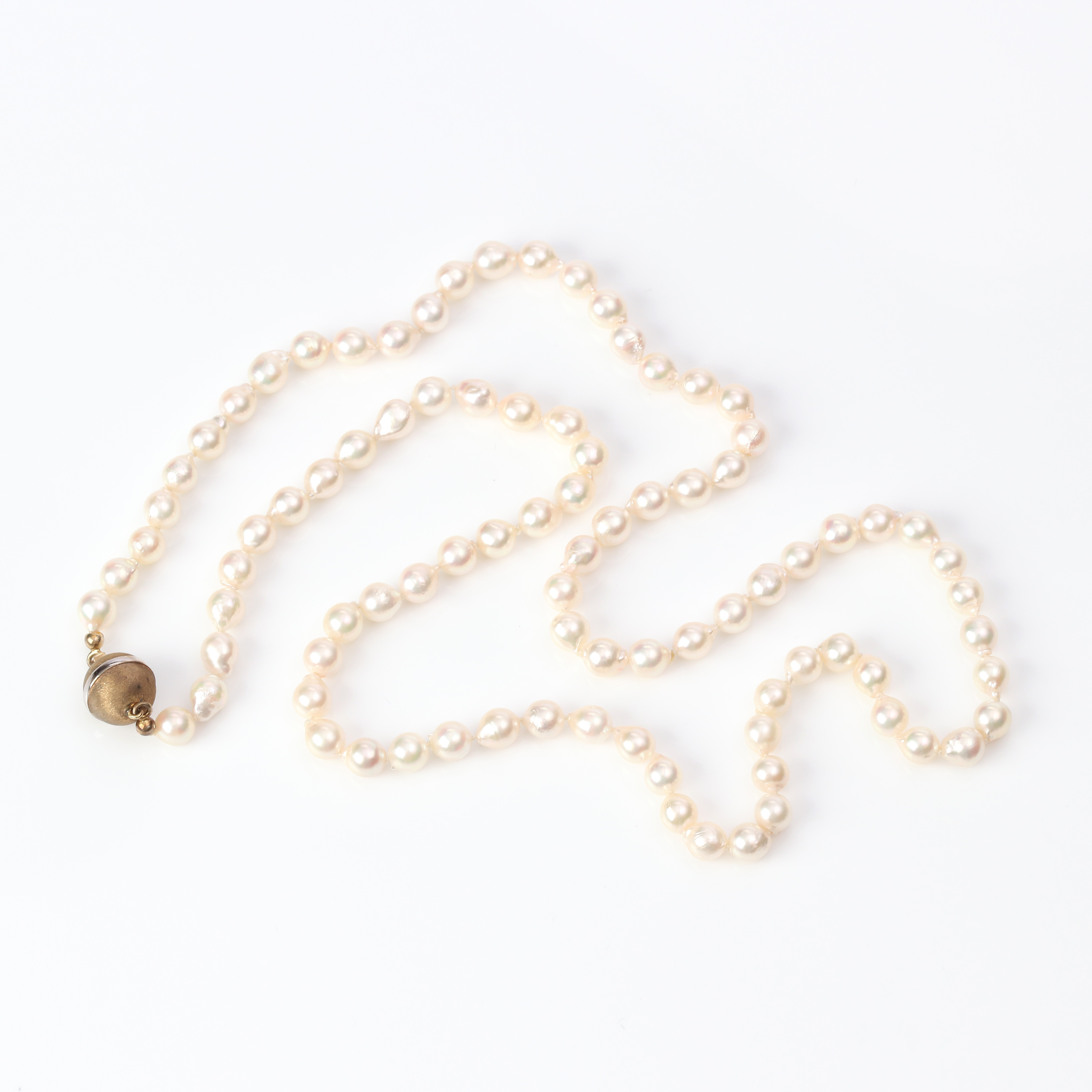 PÄRLCOLLIER. Odlade saltvattenpärlor, lås i förgyllt sterlingsilver.