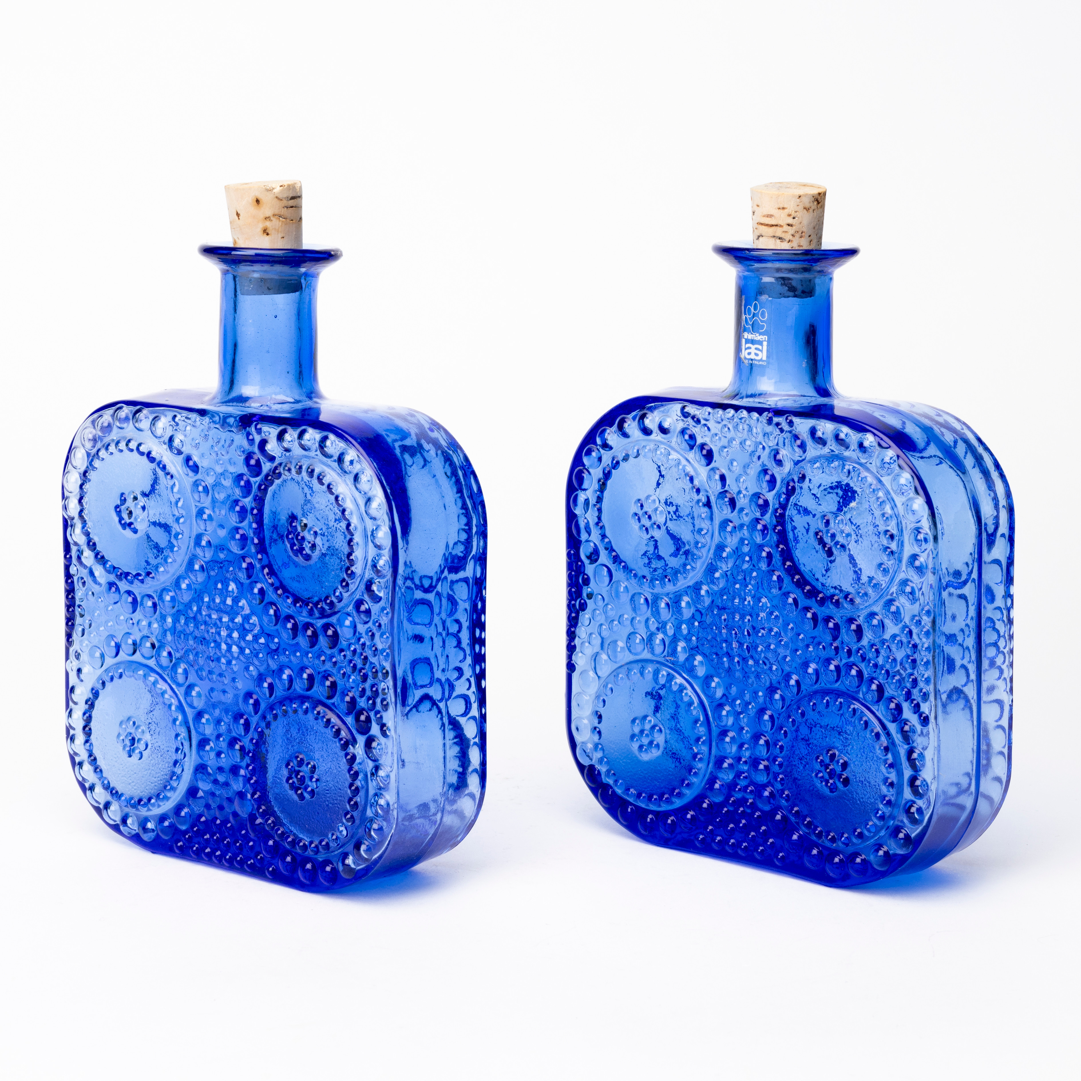 NANNY STILL. Flaskor, ett par, glas, "Grapponia", delvis etikettmärkt, Riihimäen Lasi, Finland.