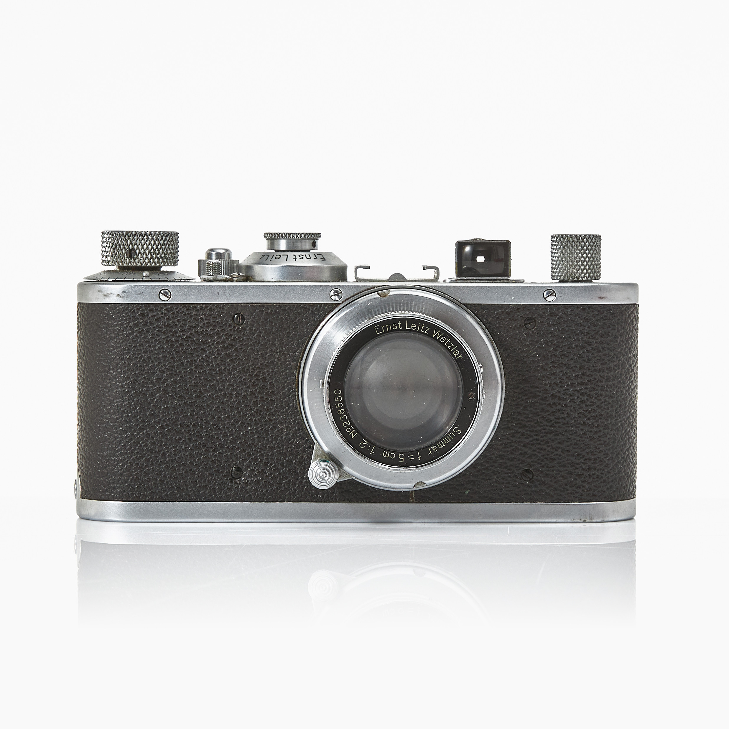 LEICA STANDARD CHROME, kamerahus, samt två objektiv och tillbehör.