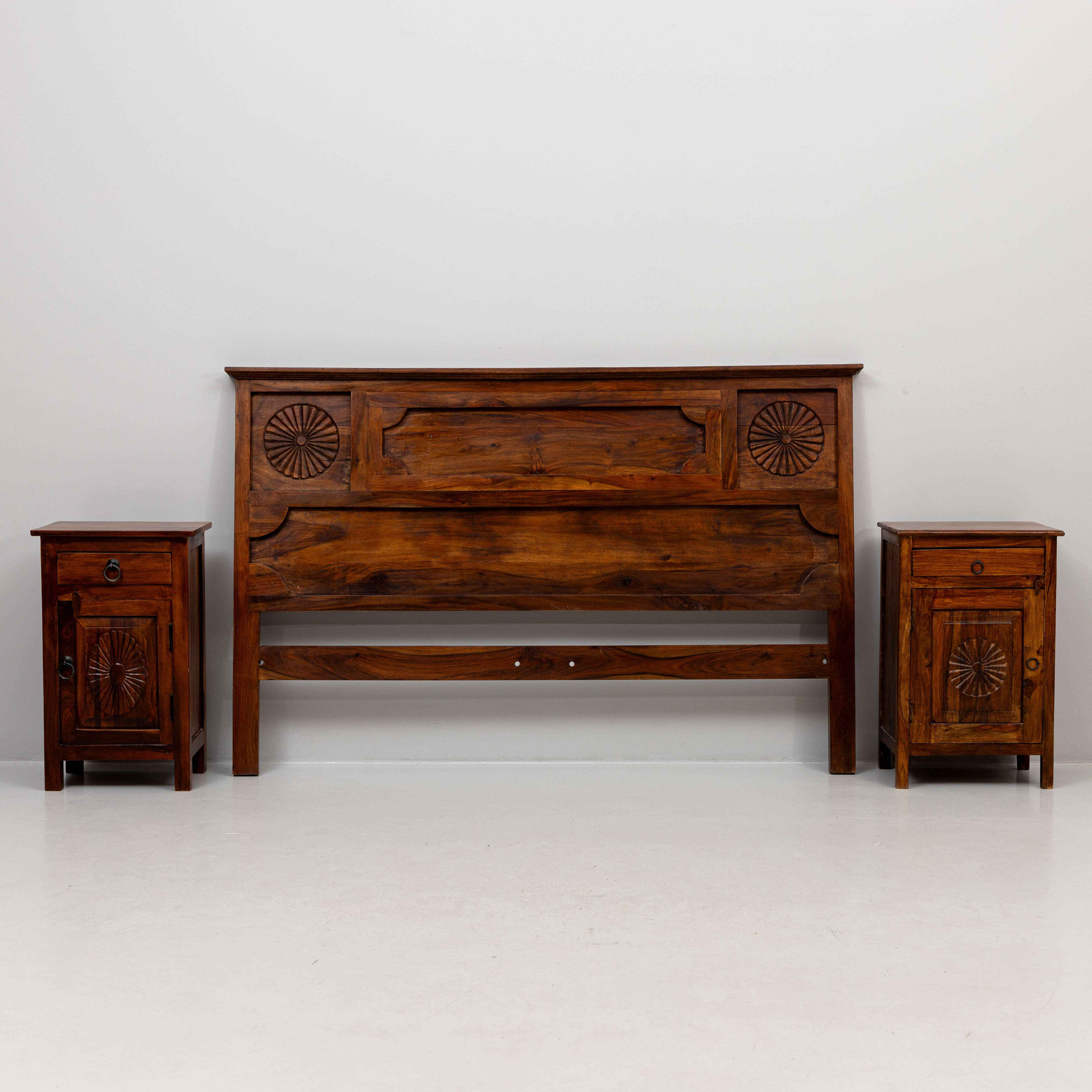 SÄNGGAVEL MED SÄNGBORD, ett par, Indonesien, 1900-talets andra hälft.