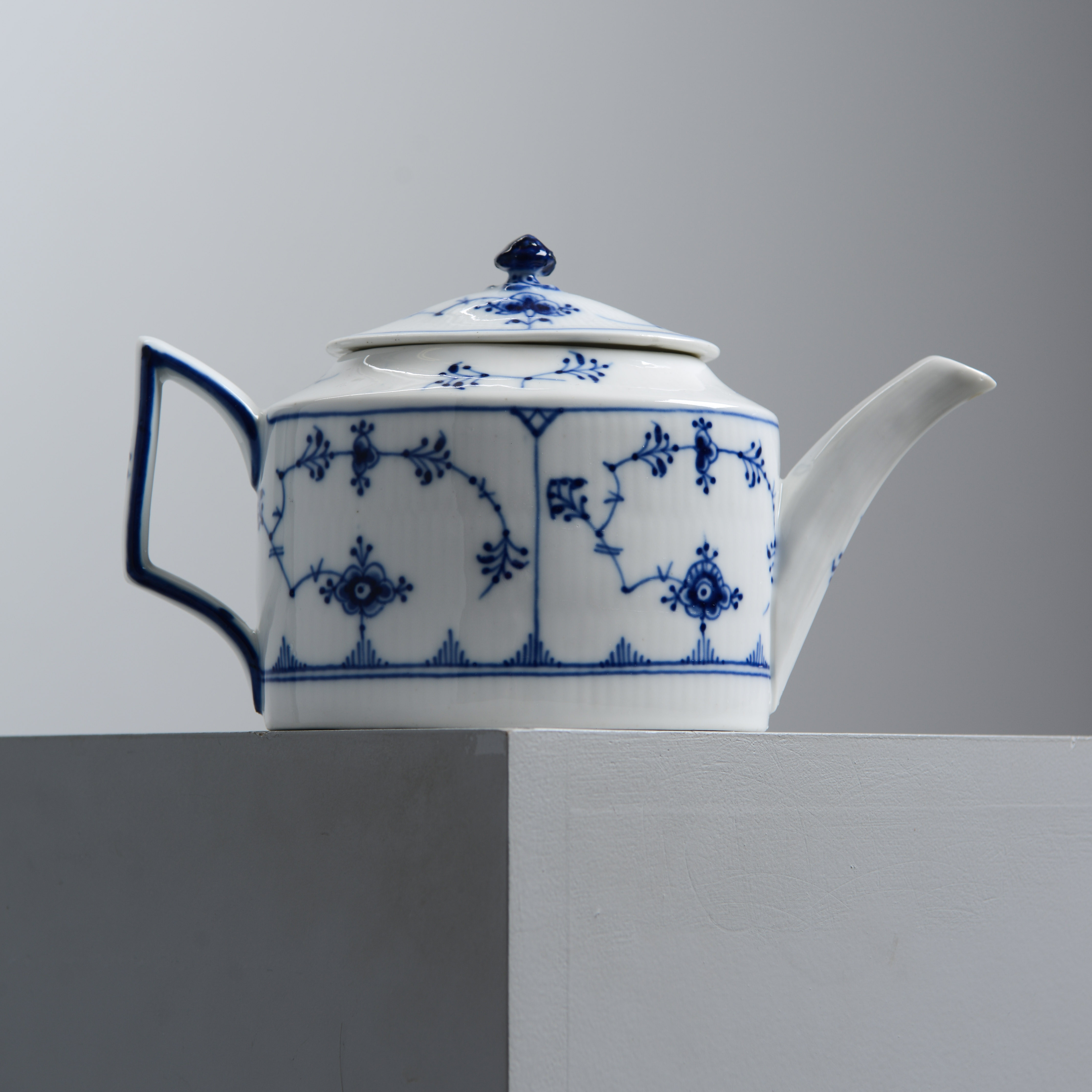 MUSSELMALET, tekanna, nr 454, halvblond, Royal Copenhagen, Danmark.