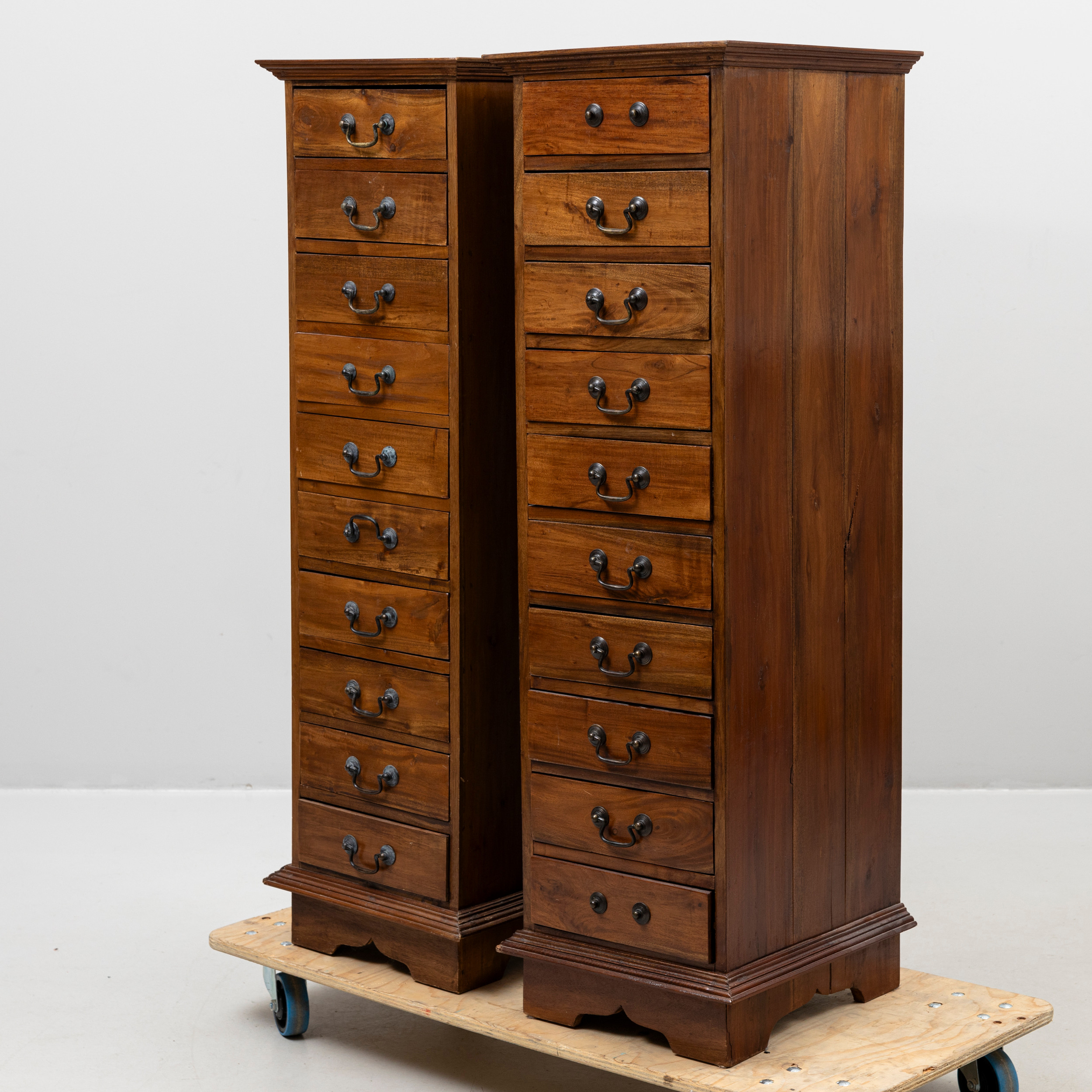 LÅDHURTSAR/BYRÅAR, ett par, i Tallboy-modell, Indoniesien, 1900-talets andra hälft.