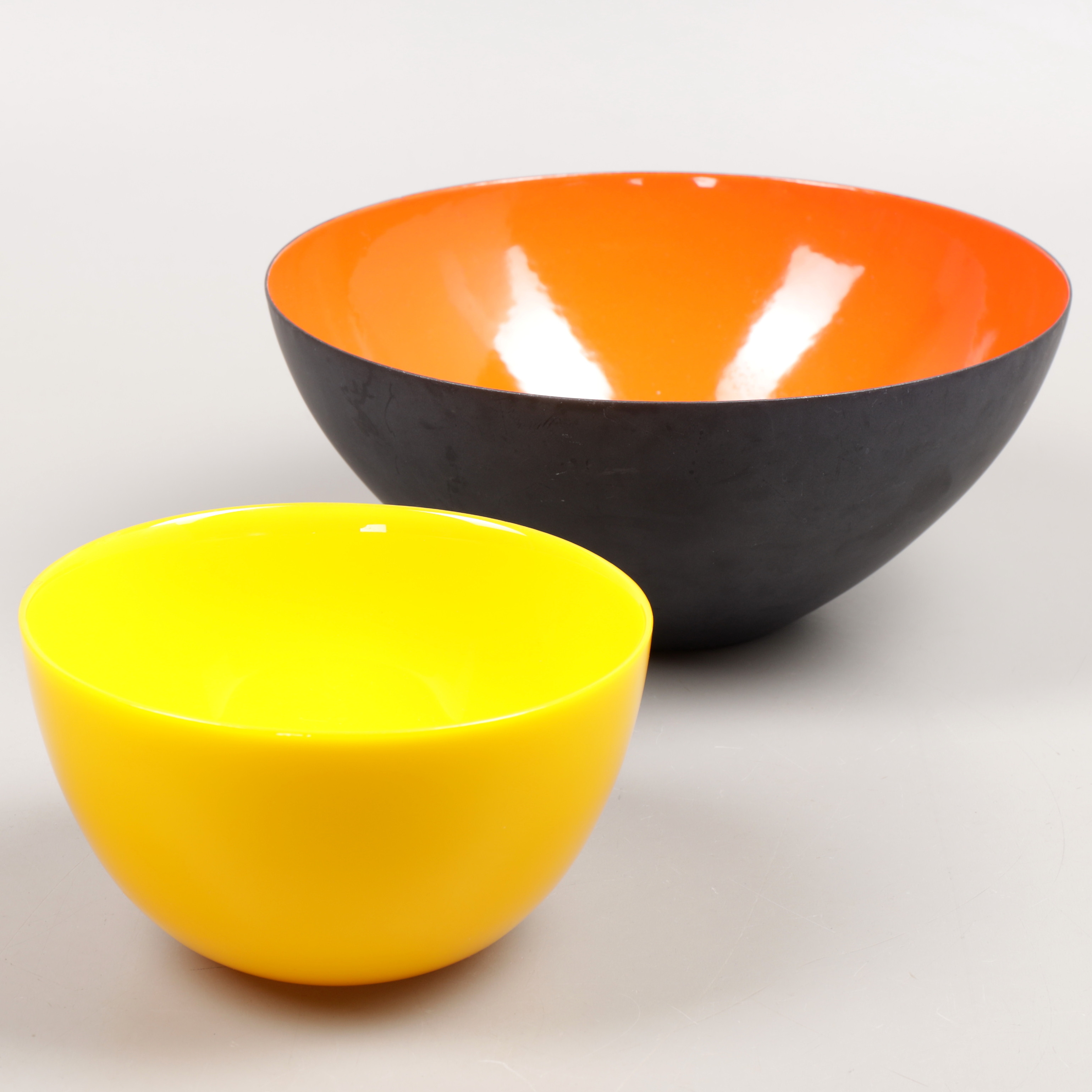 HERBERT KRENCHEL, SVEN PALMQVIST. Skålar, 2 st, , "Krenit", metall/emalj, Copenhagen, Danmark samt "Colora", glas, Orrefors.