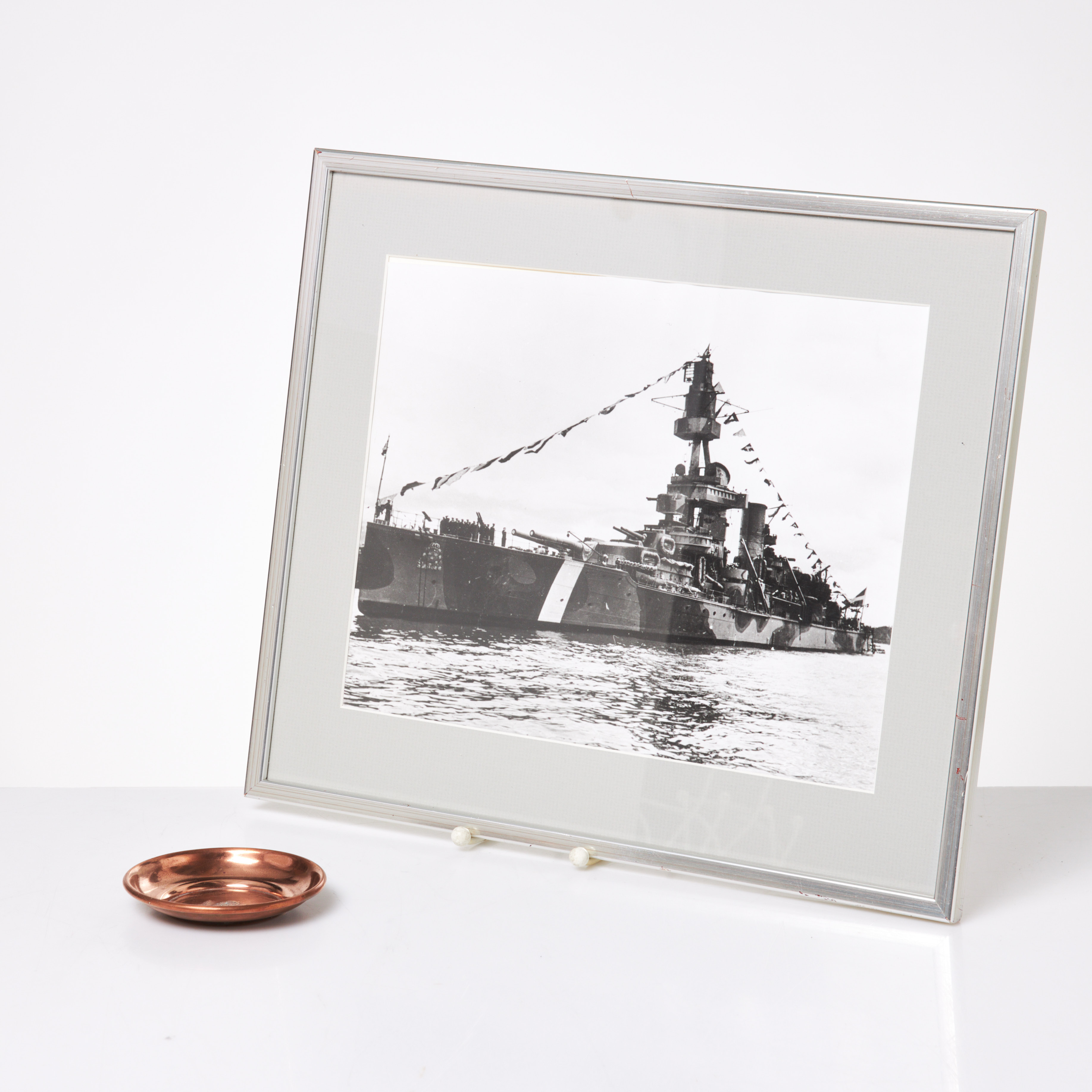 HMS DROTTNING VICTORIA. Askfat, koppar, präglad märkning, fotografi.