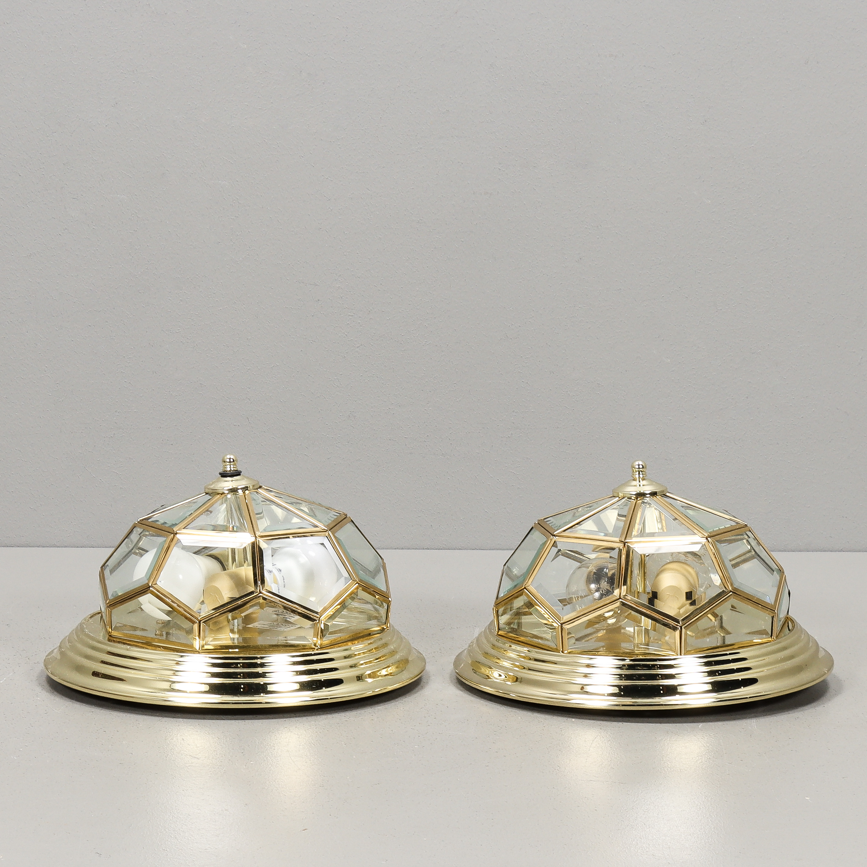 TAKPLAFONDER 2 stycken, mässing och glas.