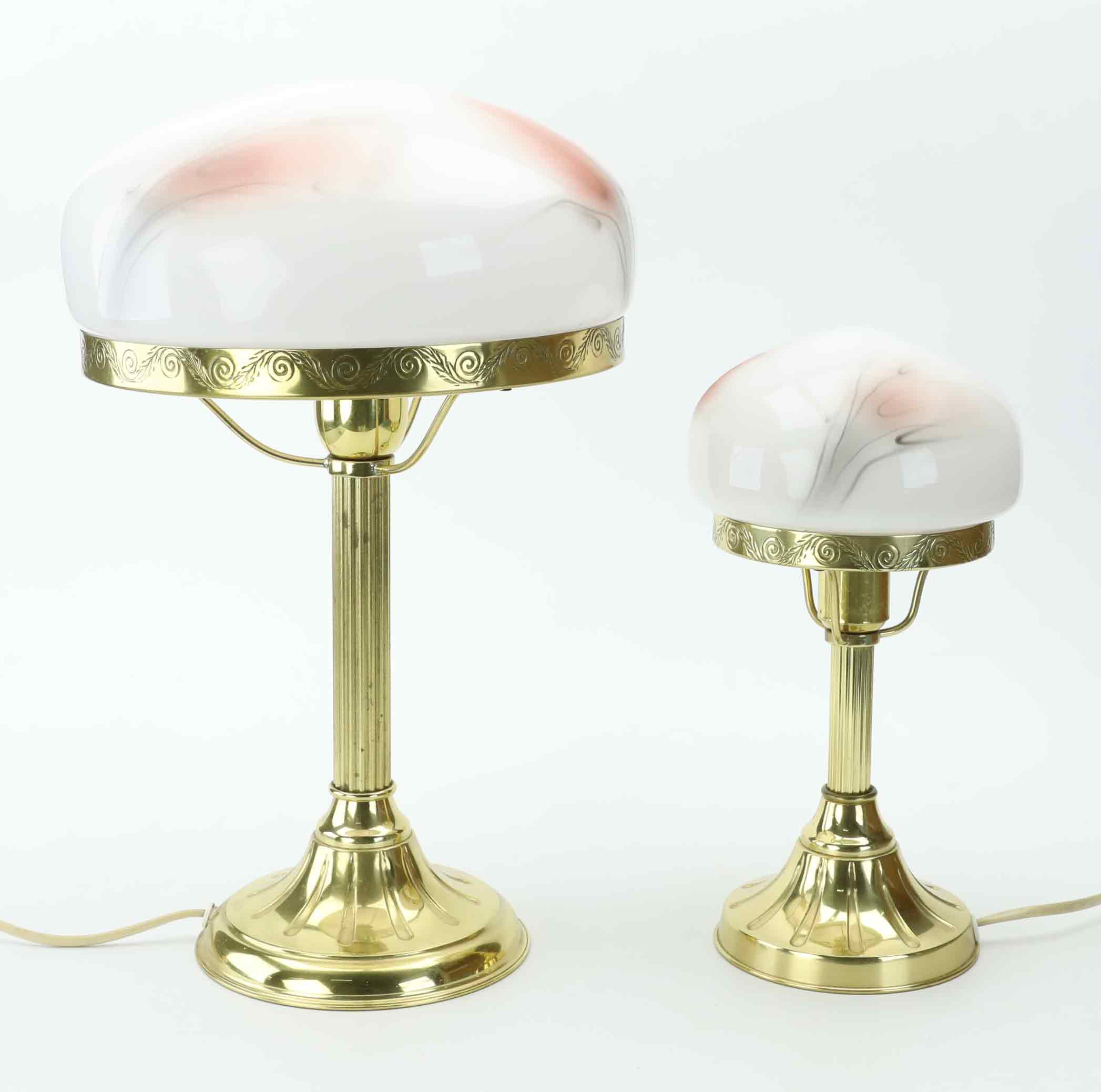 BORDSLAMPOR, 2 st, mässing, glas, 1900-tal.