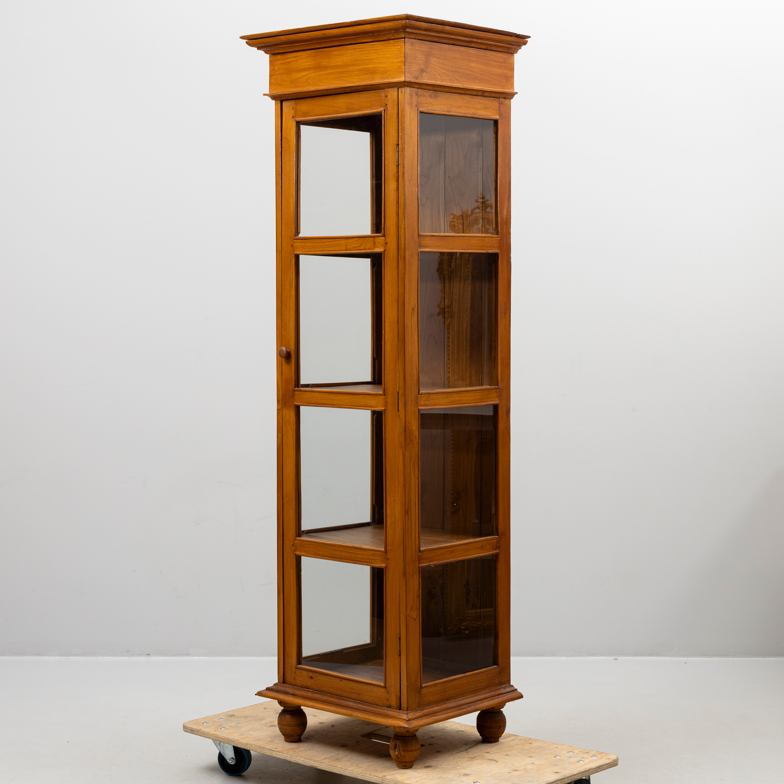 VITRINSKÅP, 1900-talets andra hälft.