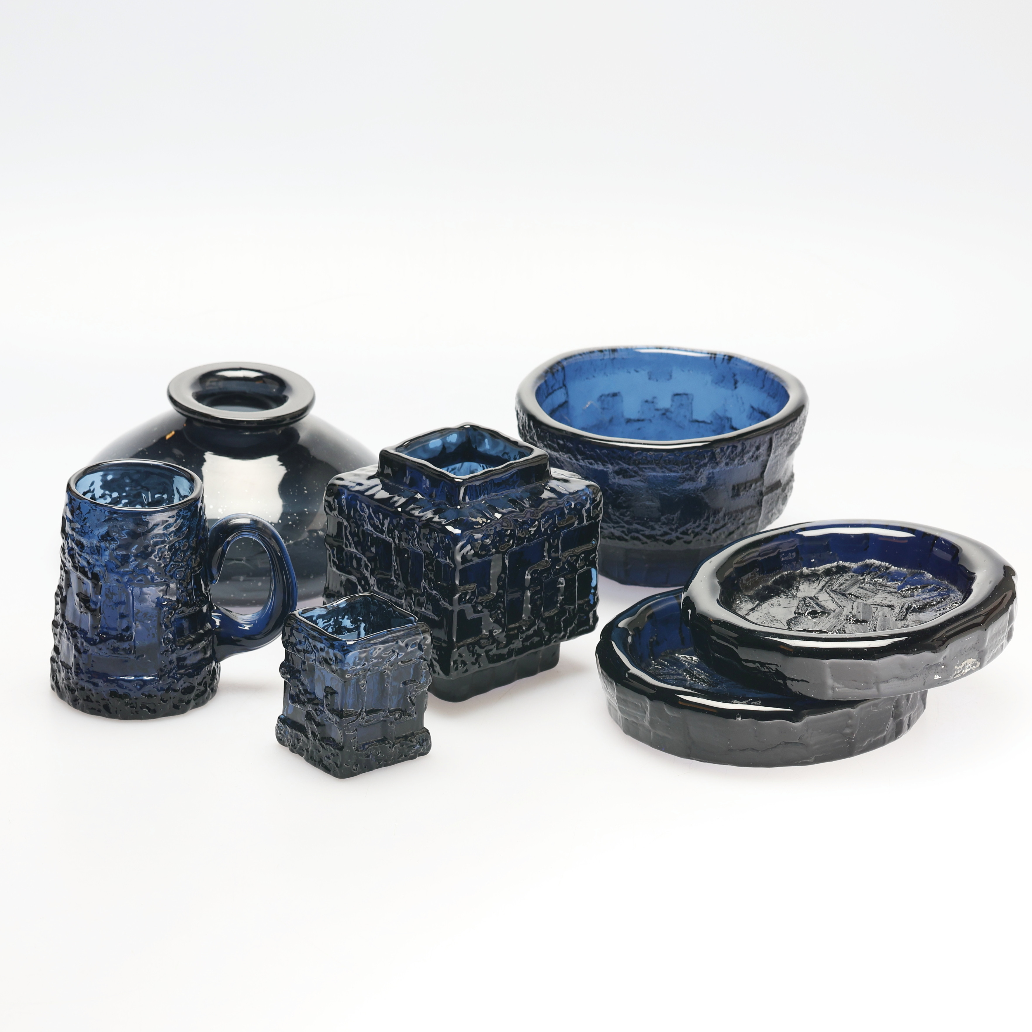 GÖTE AUGUSTSSON. Konstglas, 7 delar, "Kobolt", Ruda Glasbruk.