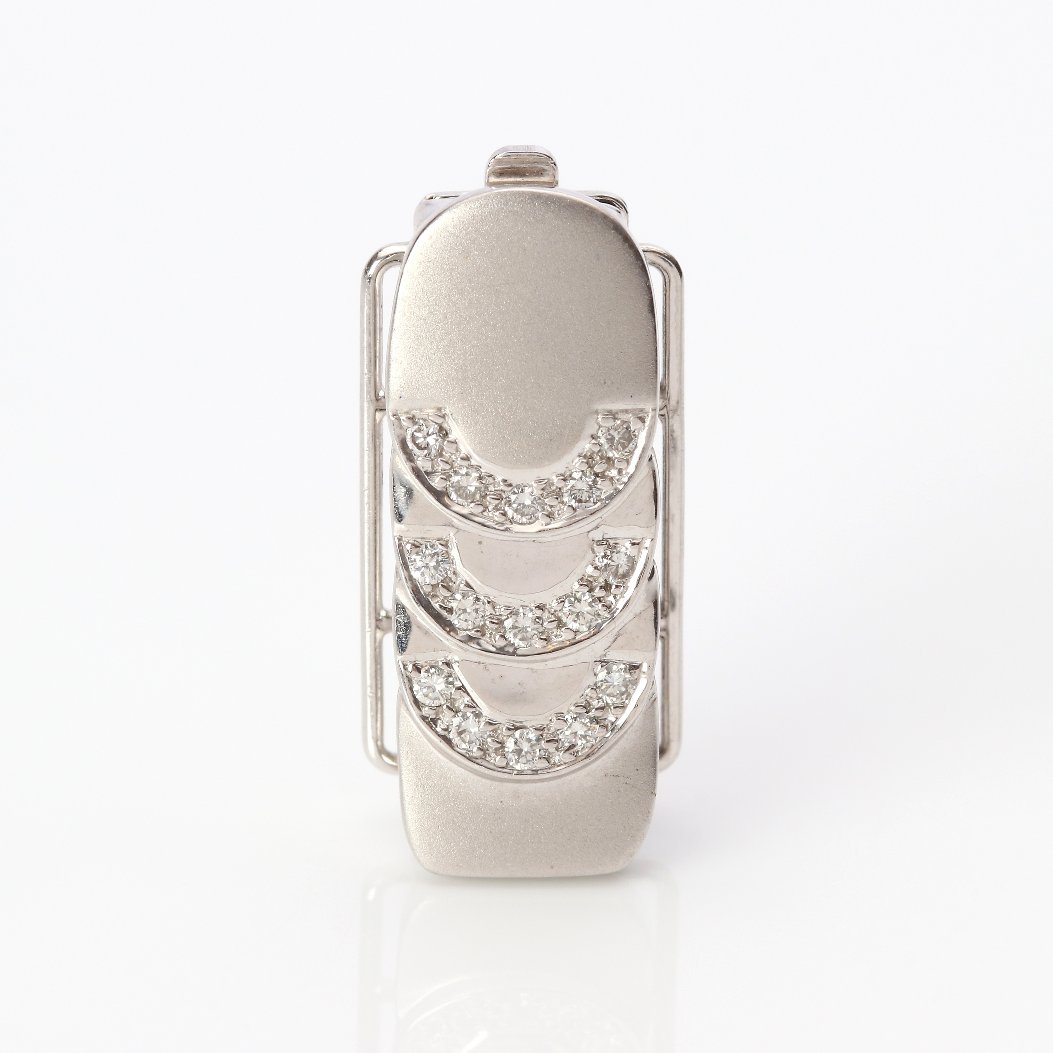 COLLIERLÅS. 18k vitguld med briljantslipade diamanter, totalvikt ca 8,1 gram.