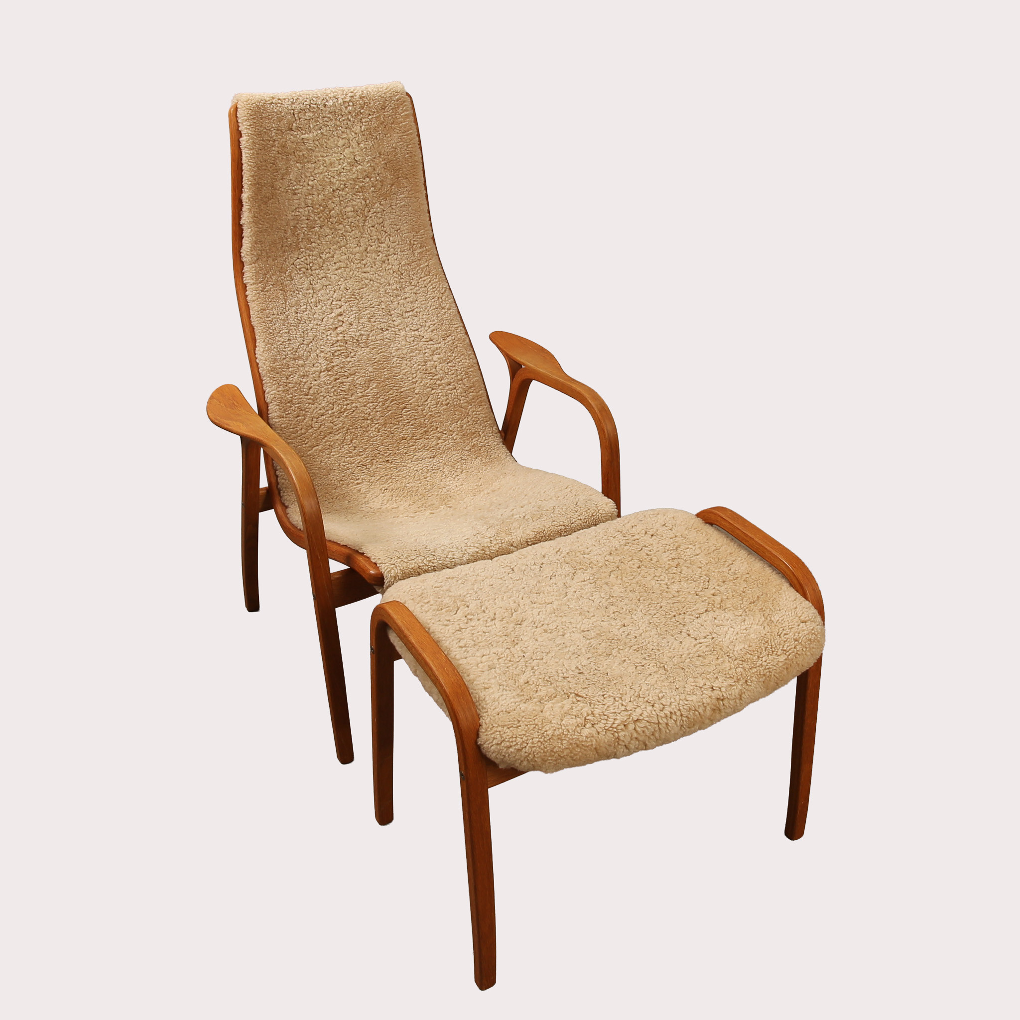 YNGVE EKSTRÖM. Fåtölj med fotpall, "Lamino", stomme i ek samt fårskinnsklädsel, brännstämplad, Swedese.