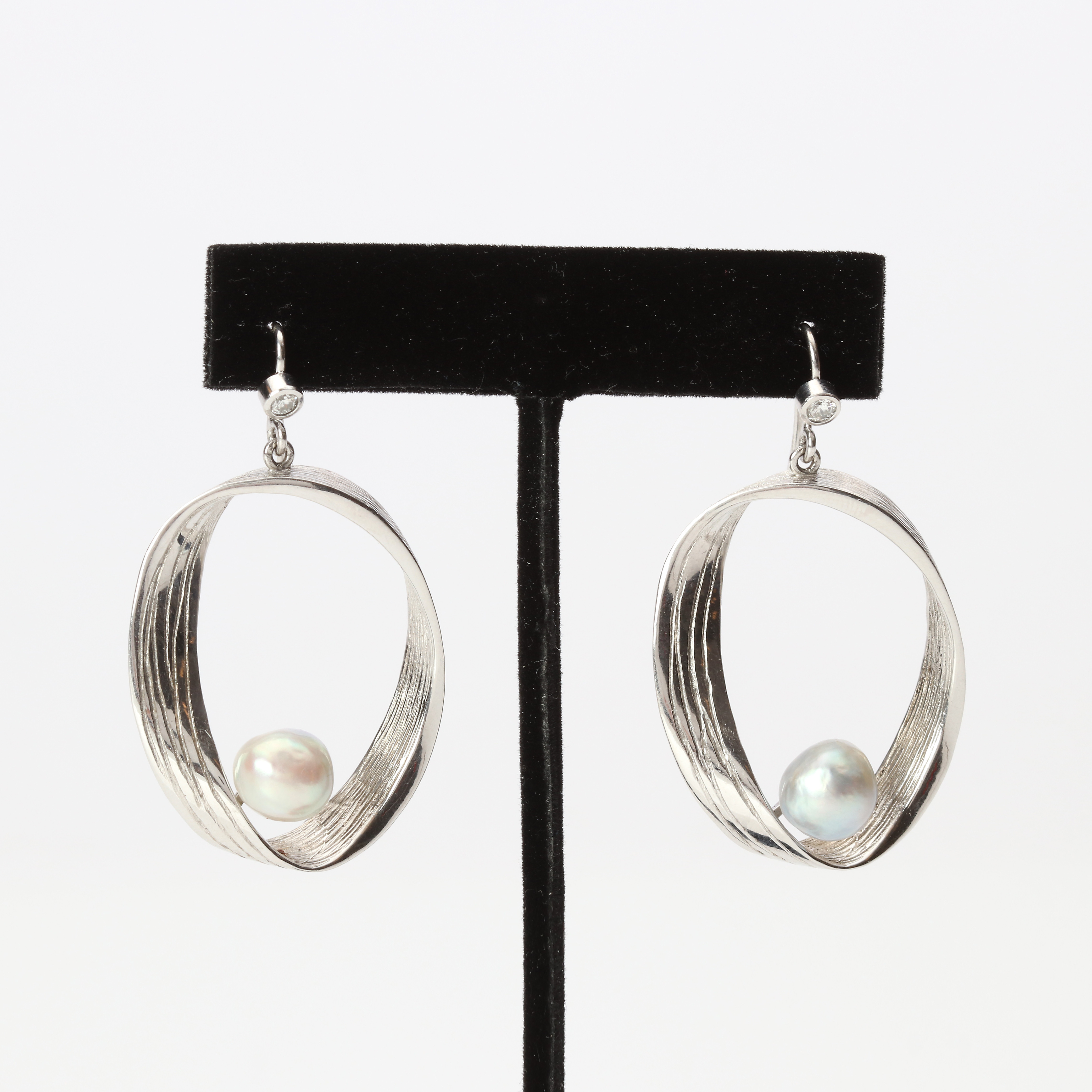 ÖRHÄNGEN, ETT PAR. 18k vitguld med en gråblå och en gråvit odlad pärla samt briljantslipade diamanter, totalvikt ca 22,2 gram.