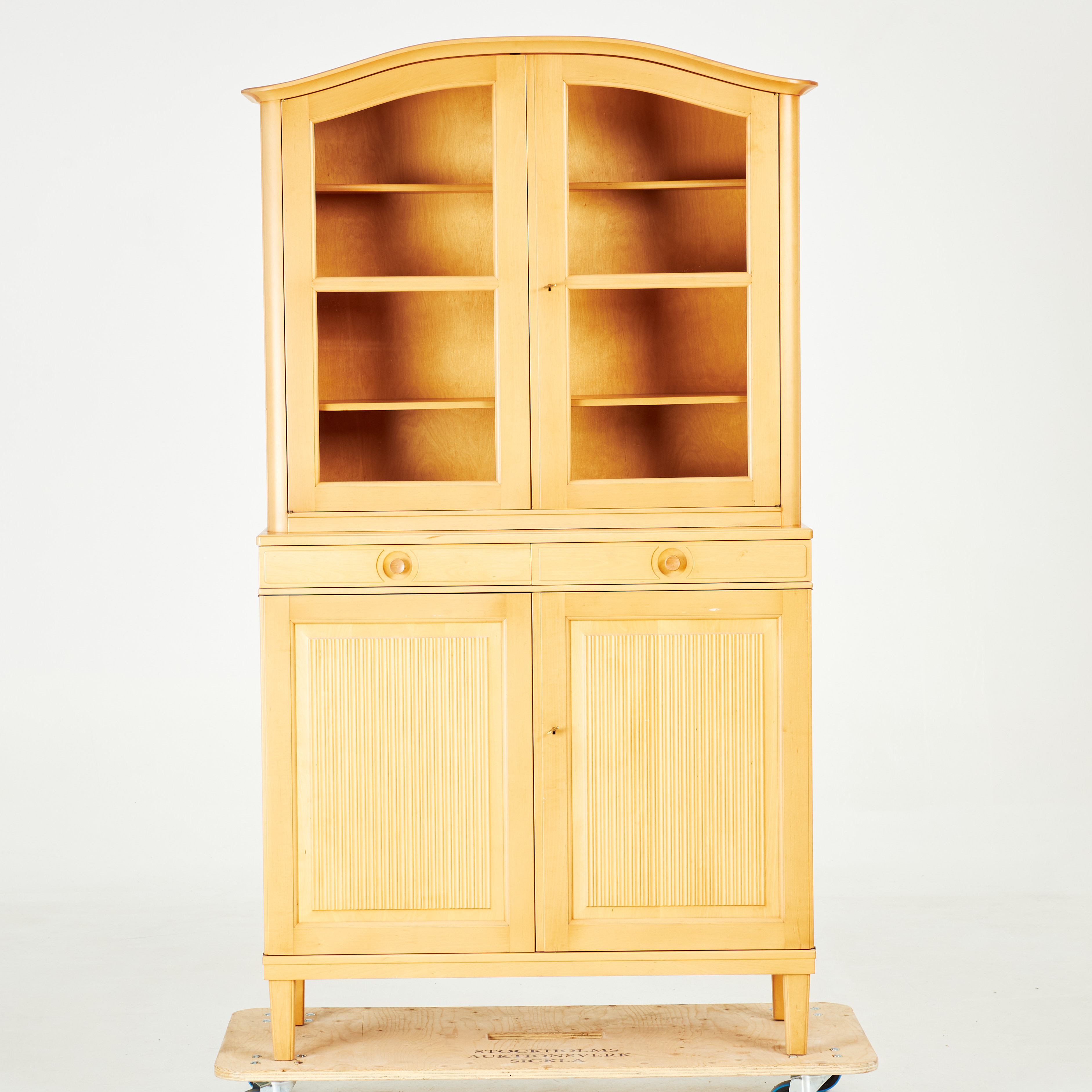 CARL MALMSTEN. Vitrinskåp, "Herrgården", Åfors möbelfabrik, björk, stämpelmärkt.